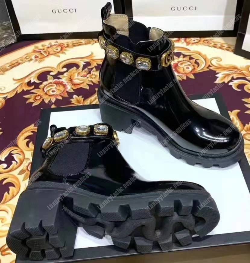 G*u*i leather ankle boot with belt