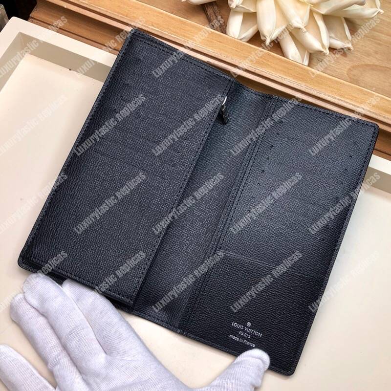 LV Brazza Wallet Taïga Leather Noir