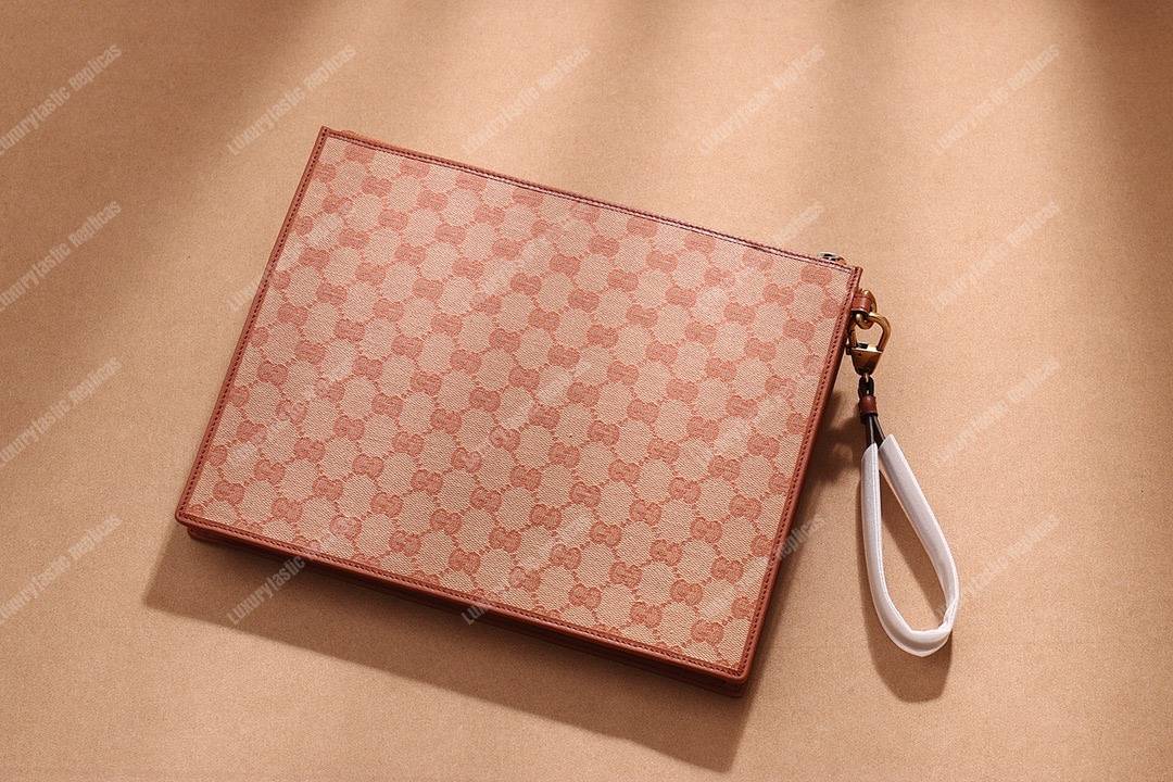 G*u*i original gg pouch with ny yankees™ patch