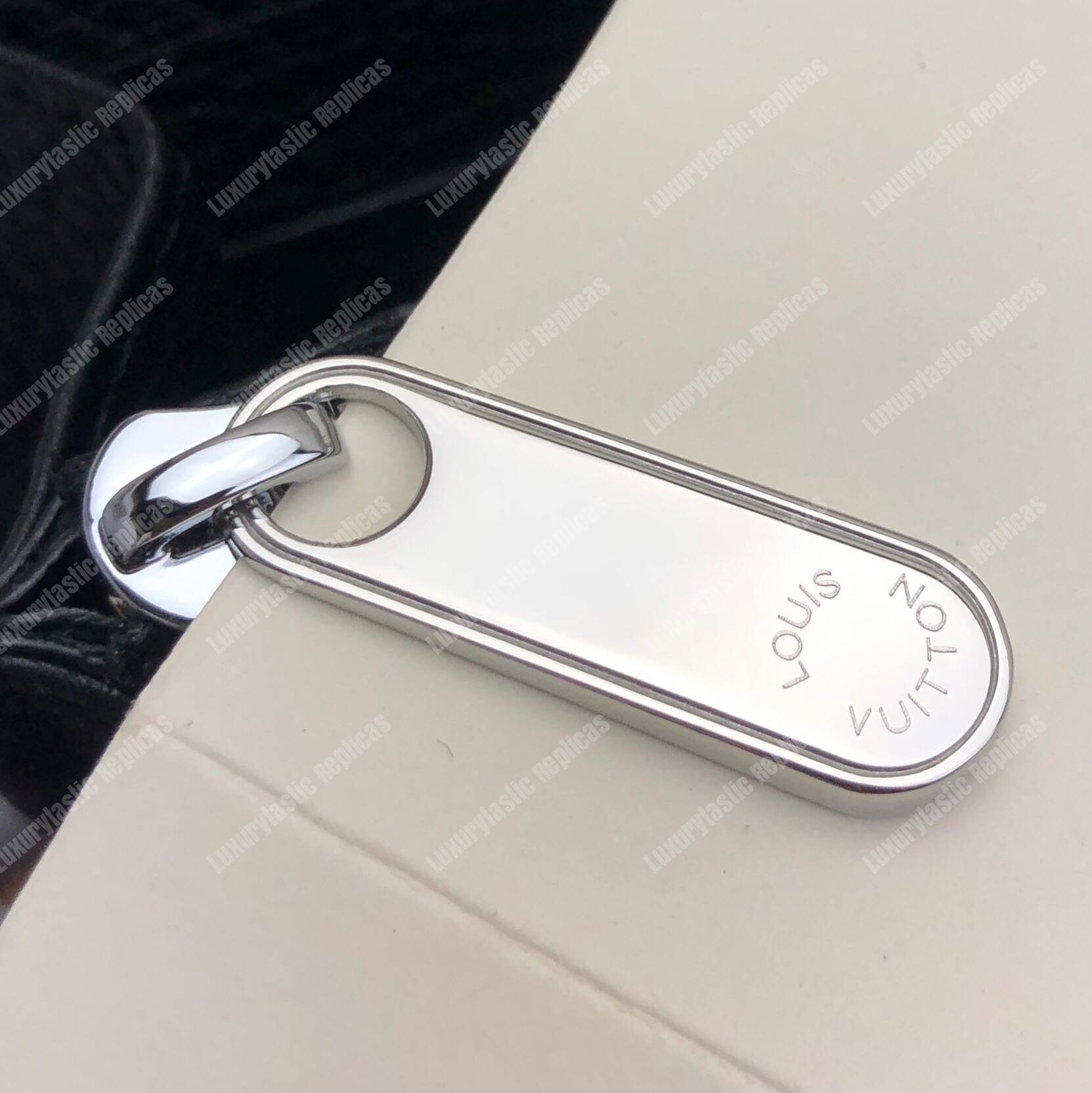 LV Iris Wallet Mahina Leather Noir