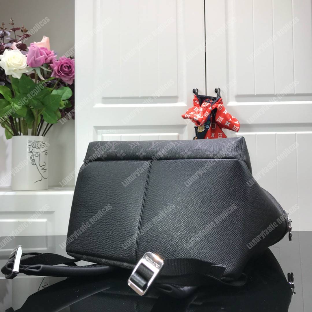 LV Discovery Backpack PM Taiga Leather Monogram Noir