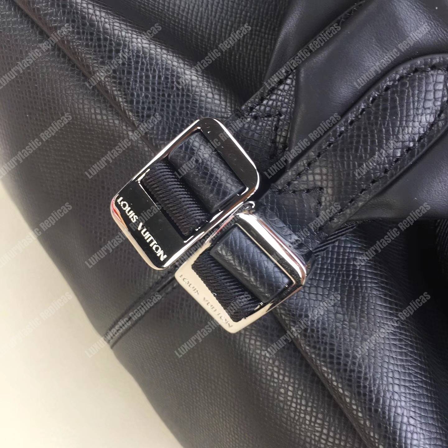LV Discovery Backpack PM Taiga Leather Noir