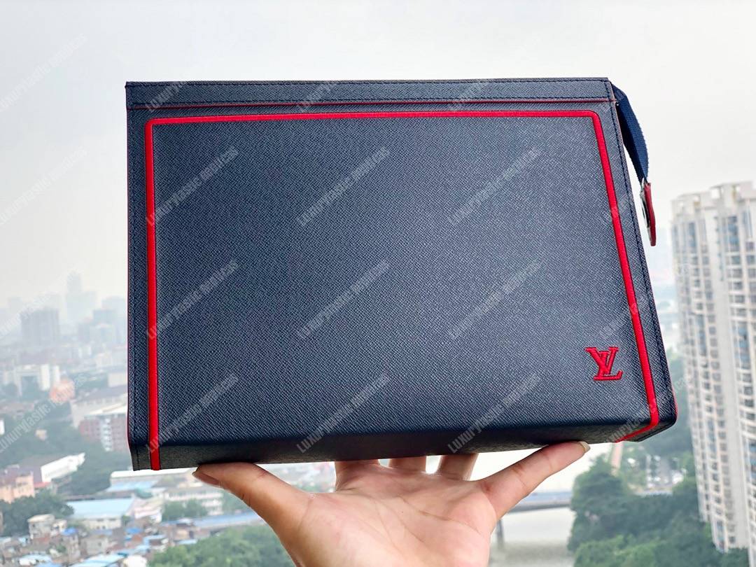 LV Pochette Voyage MM Taiga Leather Bleu marine