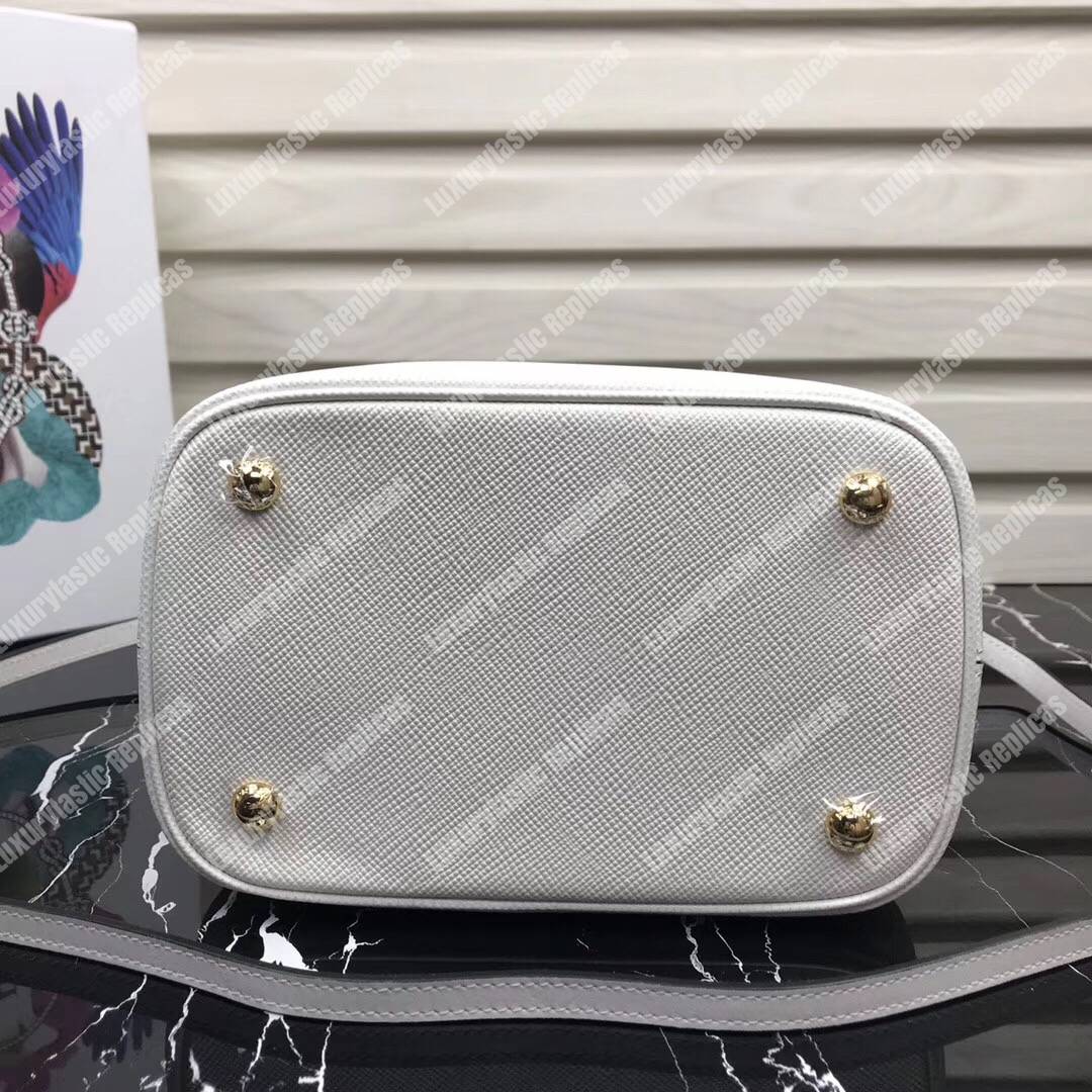 Pra*a panier medium straw bag white