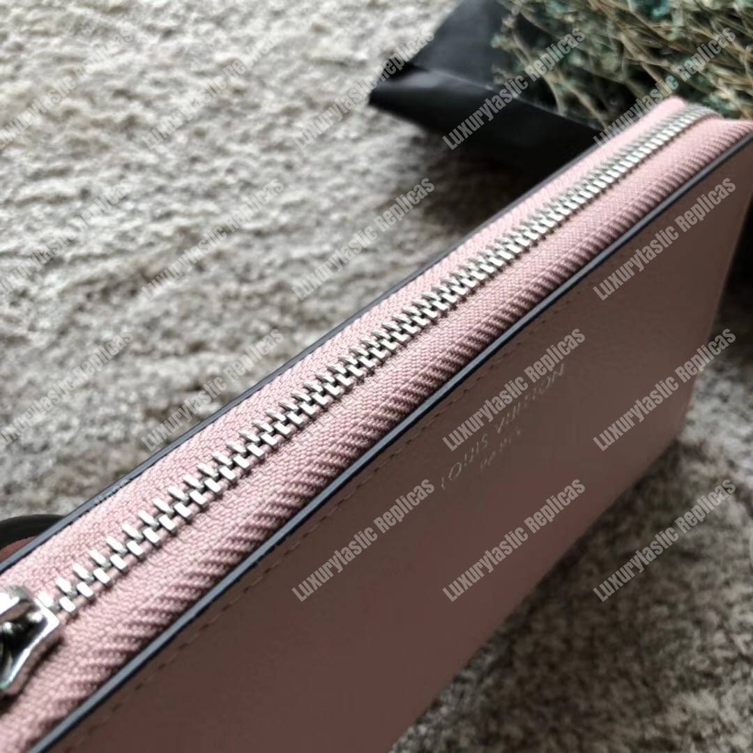 LV Comete Wallet Autres Cuirs Magnolia