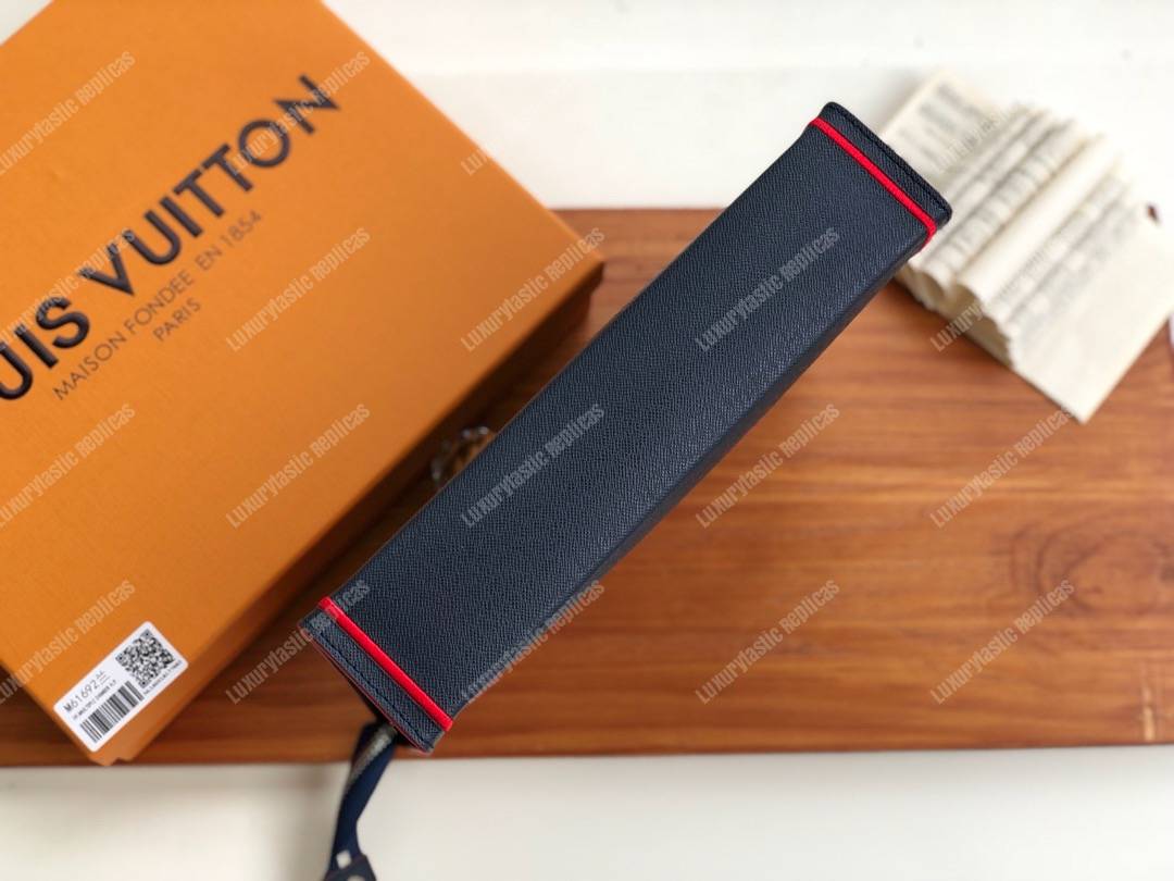 LV Pochette Voyage MM Taiga Leather Bleu marine