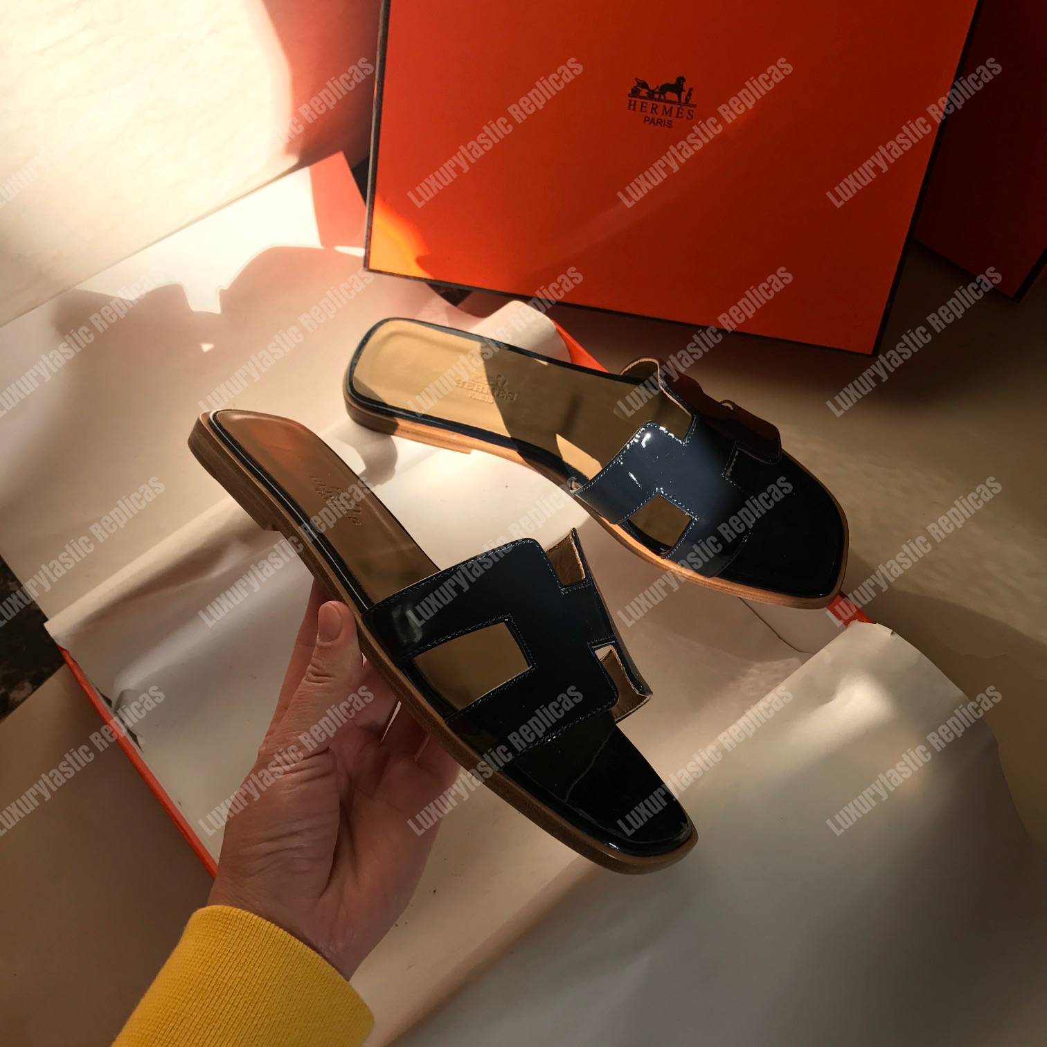 H**mes oran sandal patent leather marine blue