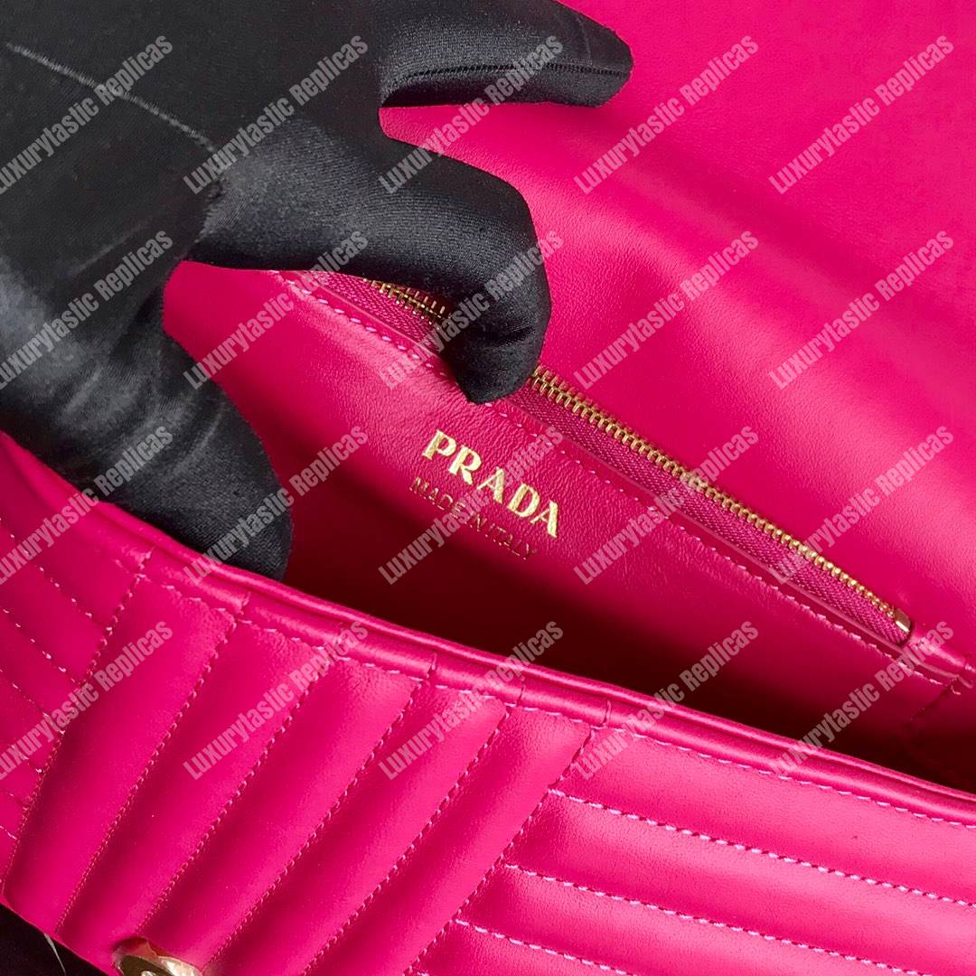 Pra*a diagramme medium leather bag fuchsia