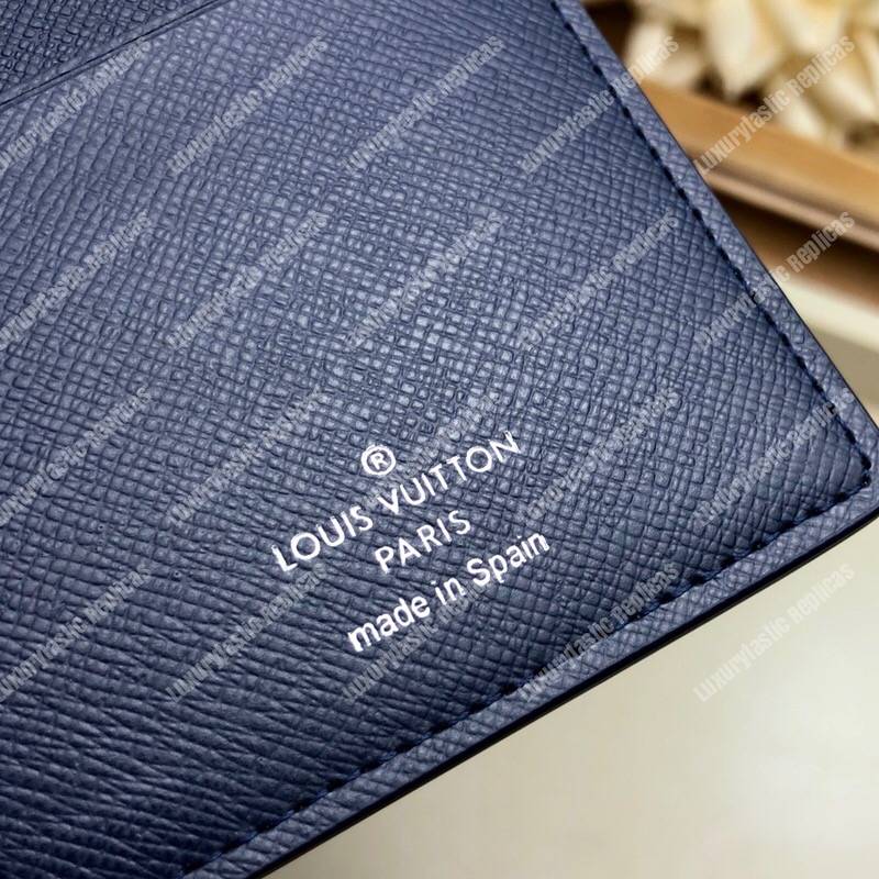 LV Brazza Wallet Taïga Leather Bleu Marine
