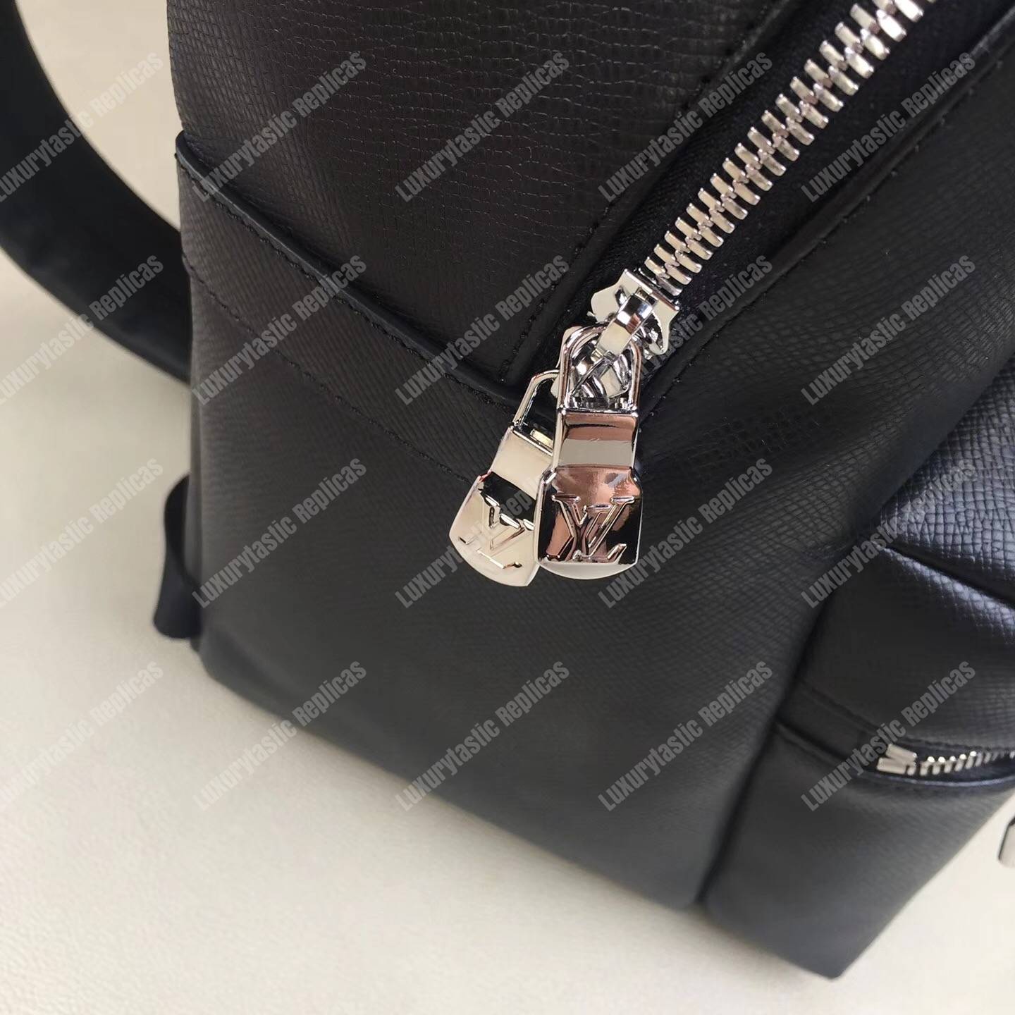 LV Discovery Backpack PM Taiga Leather Noir