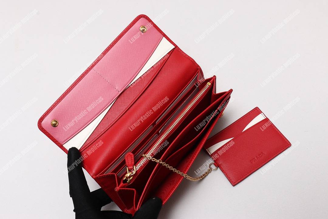 Pra*a leather wallet red