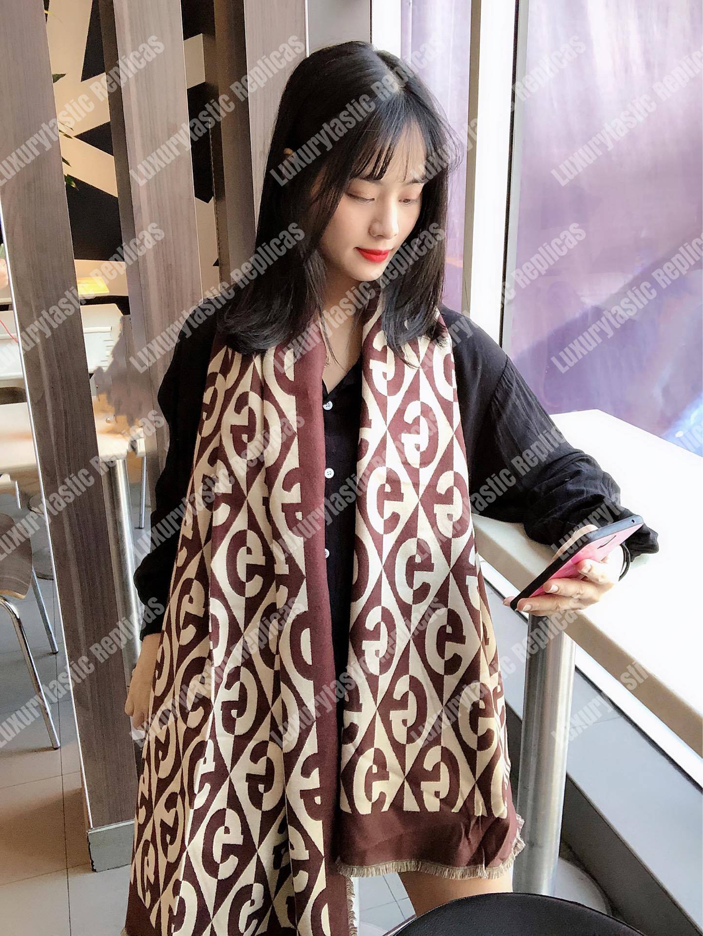 G*u*i g rhombus lamé wool jacquard stole brown white