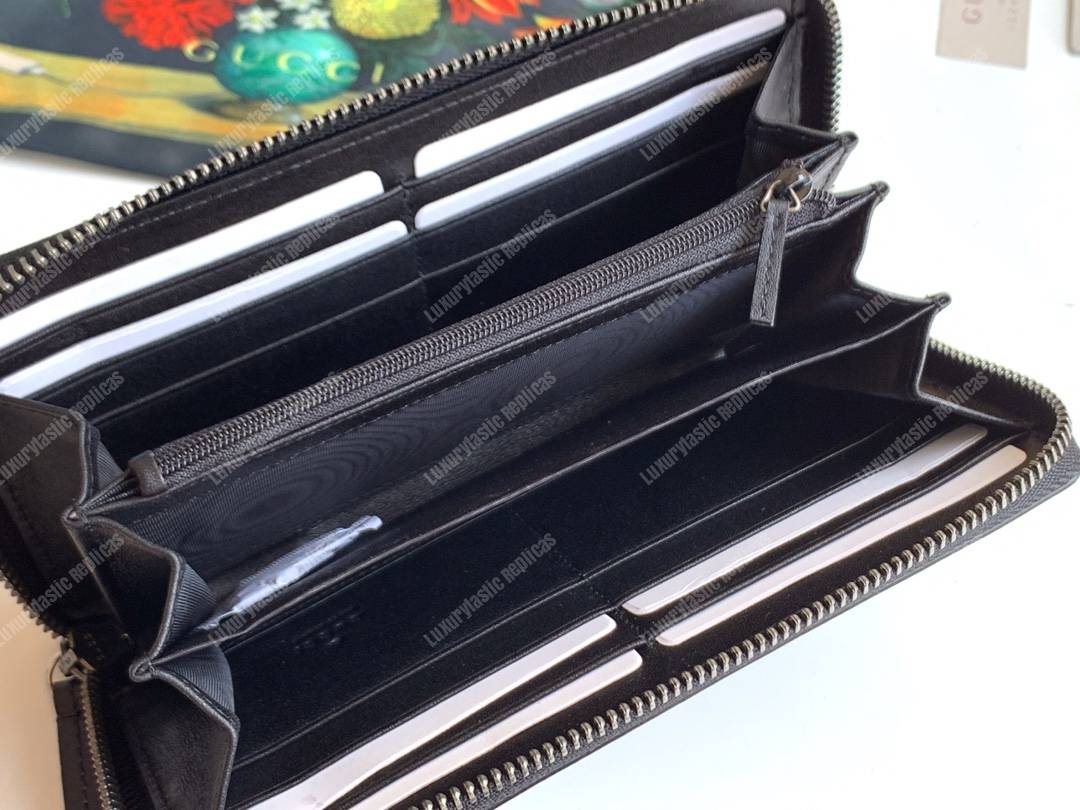 G*u*i gg sup*e zip around wallet with wolf
