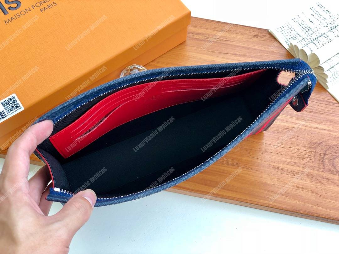LV Pochette Voyage MM Taiga Leather Bleu marine