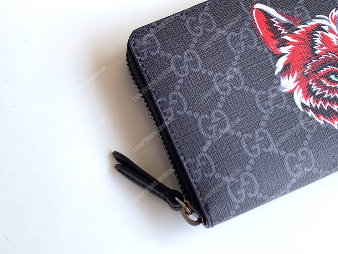 G*u*i gg sup*e zip around wallet with wolf