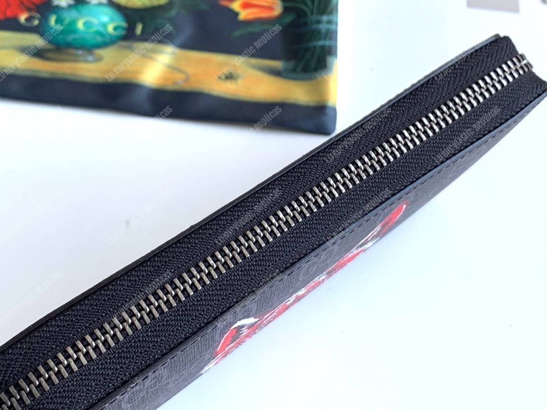 G*u*i gg sup*e zip around wallet with wolf