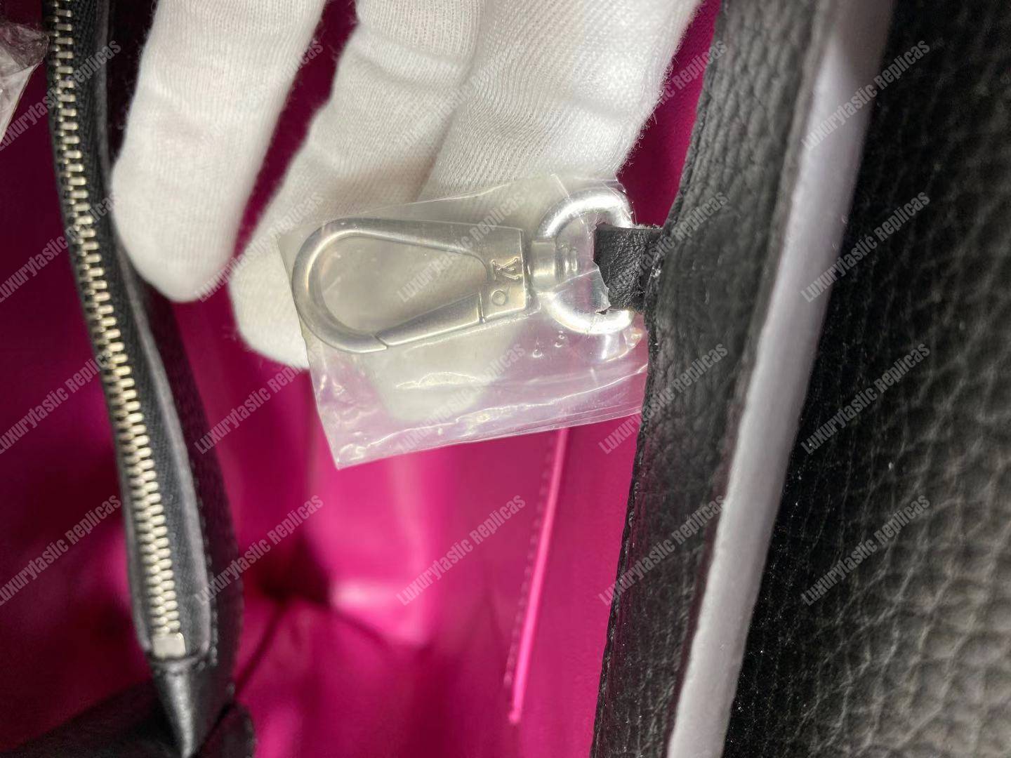 LV Capucines MM Taurillon Leather Noir Electric