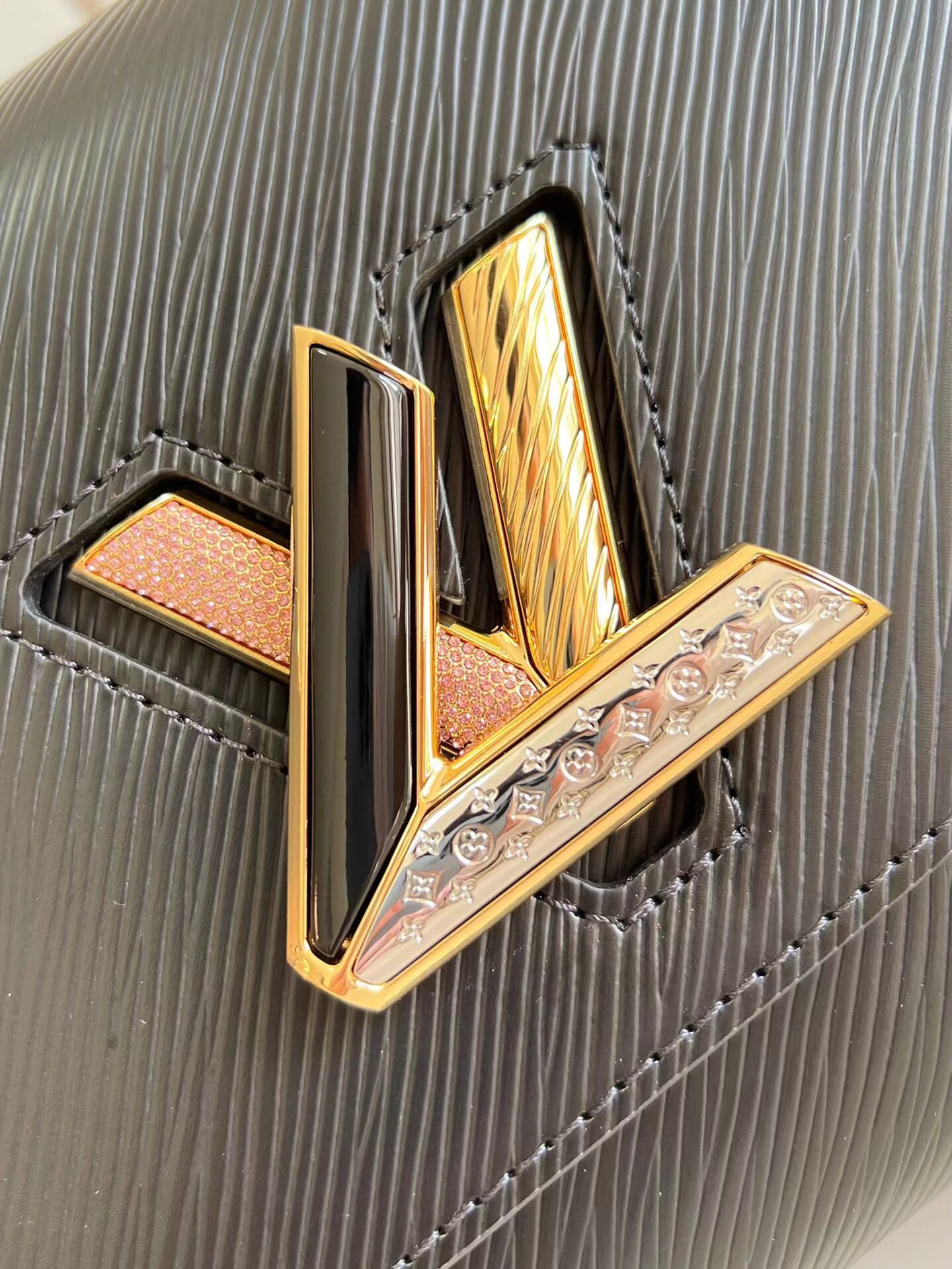 l**is V*t*n twist mm black m21031