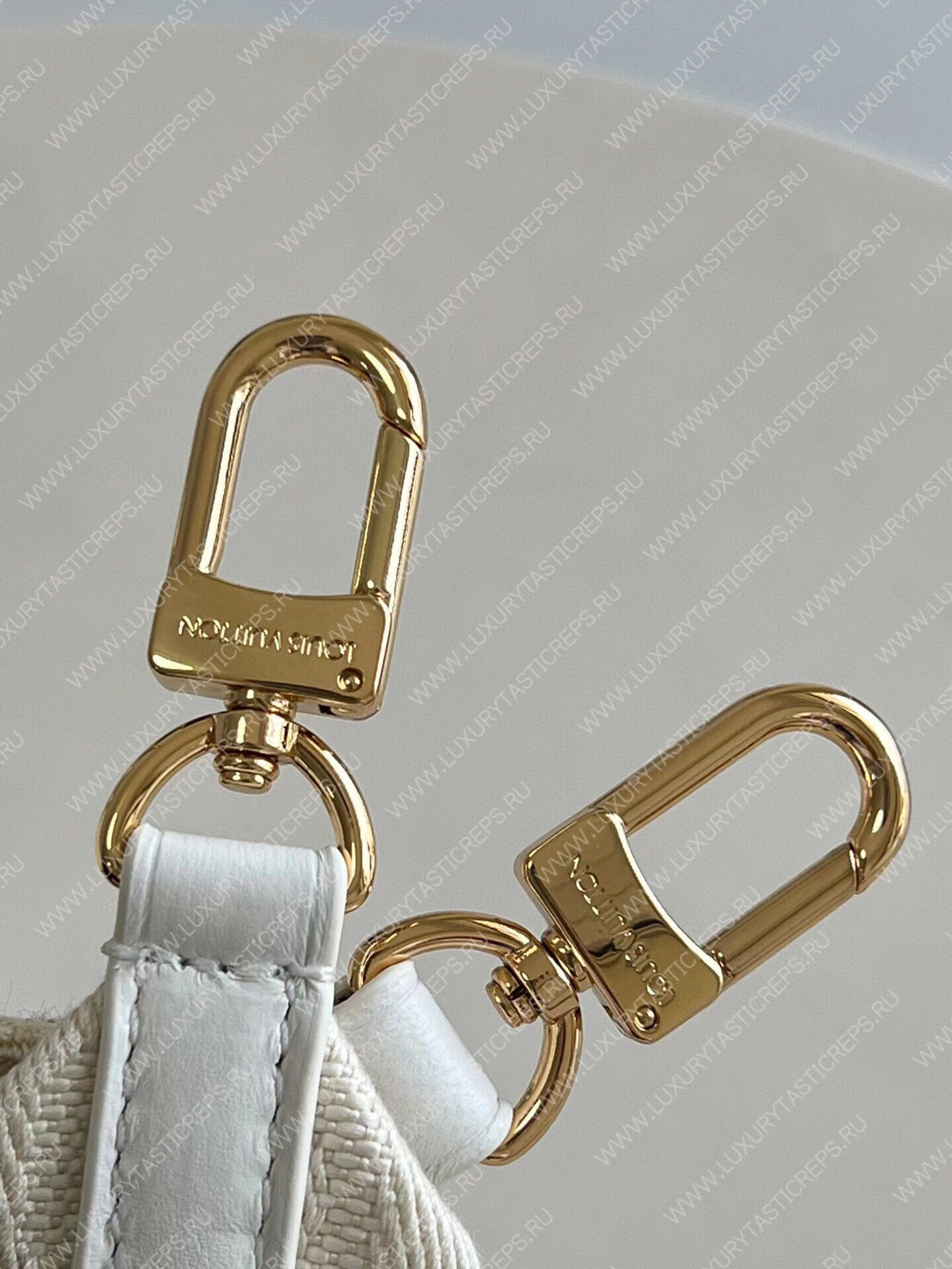 l**is V*t*n coussin pm white m57793