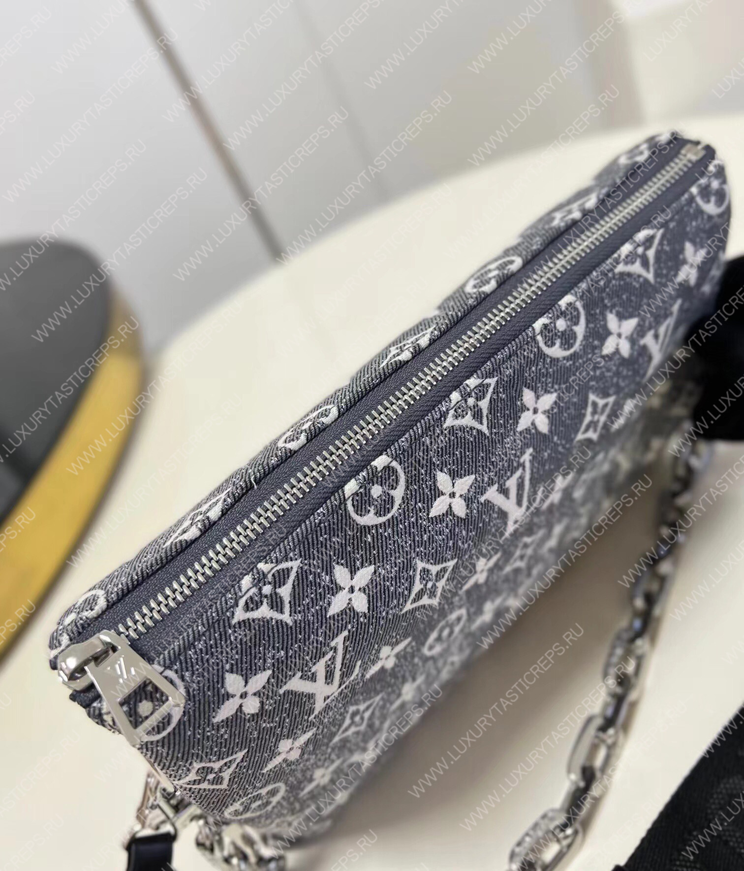 l**is V*t*n coussin pm grey m57793