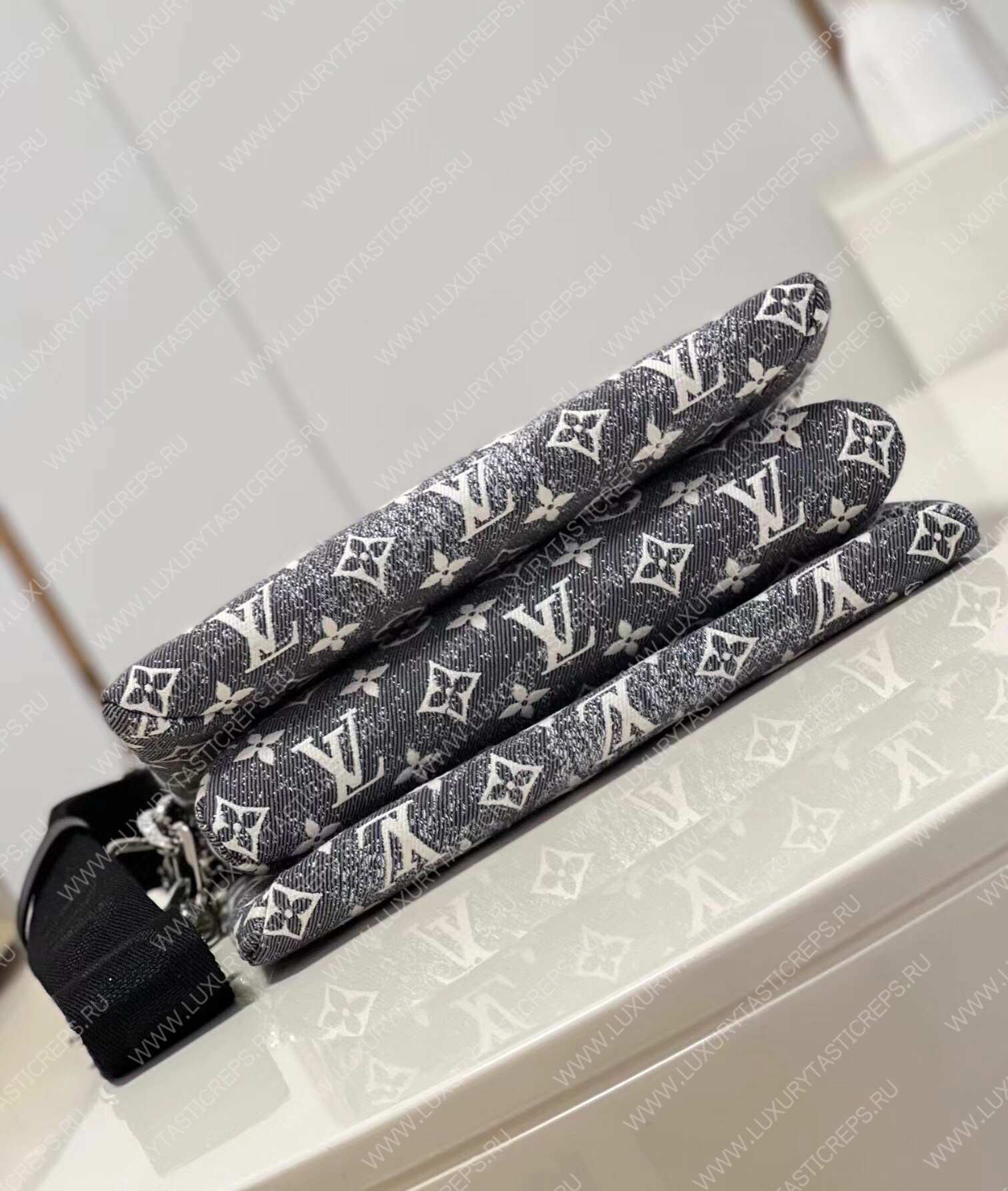 l**is V*t*n coussin pm grey m57793