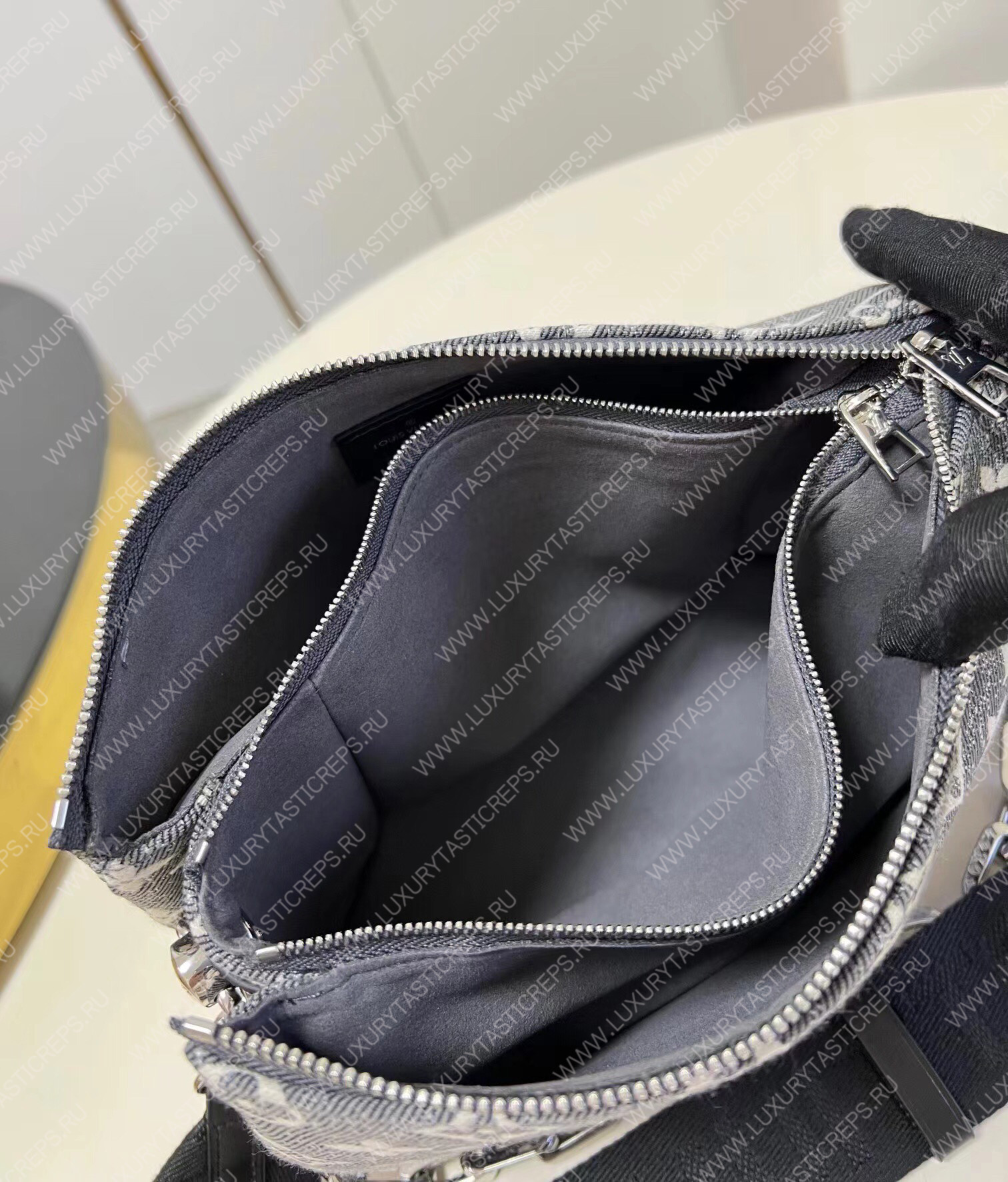 l**is V*t*n coussin pm grey m57793