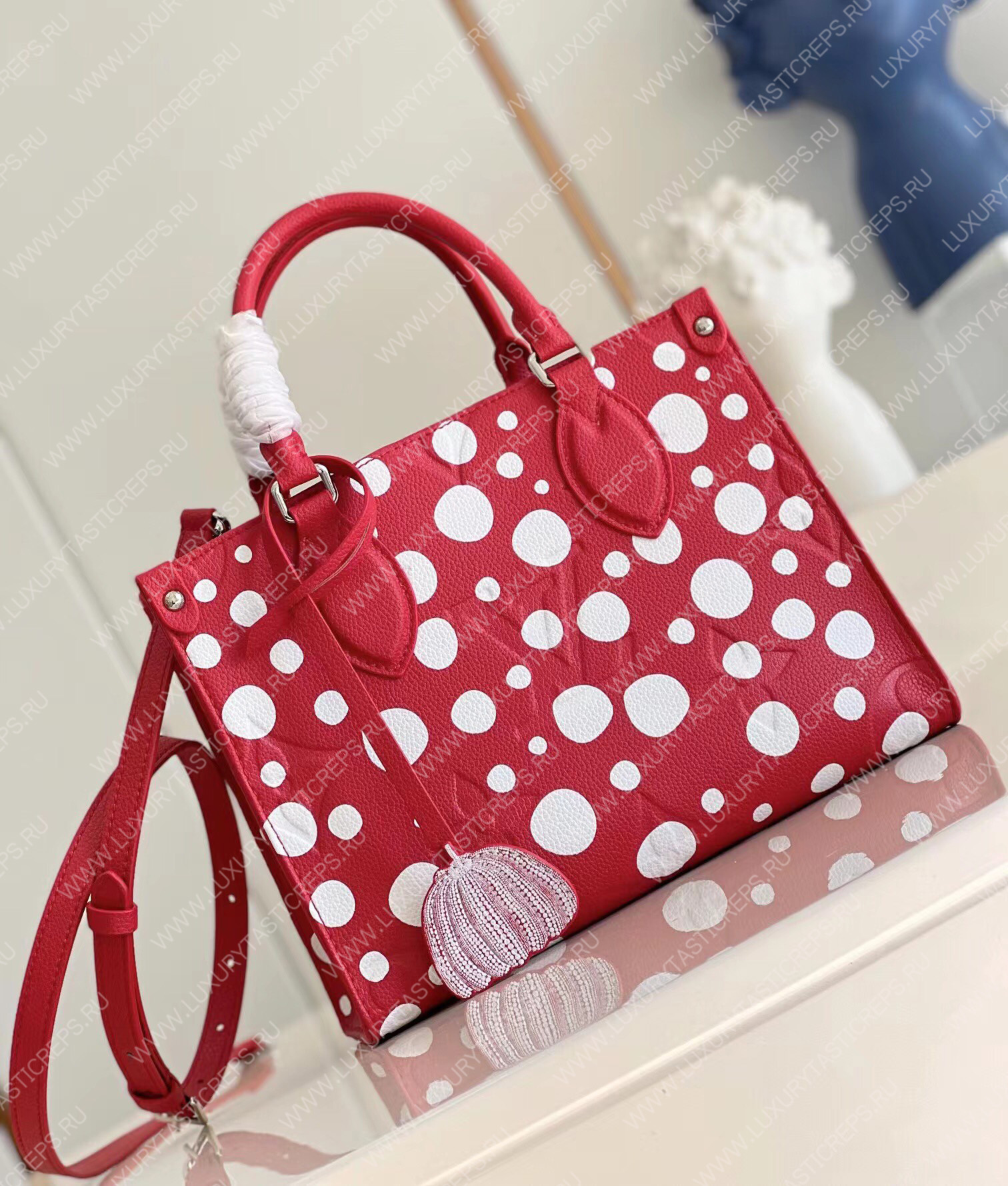 l**is V*t*n lv x yk onthego pm red and white m46412