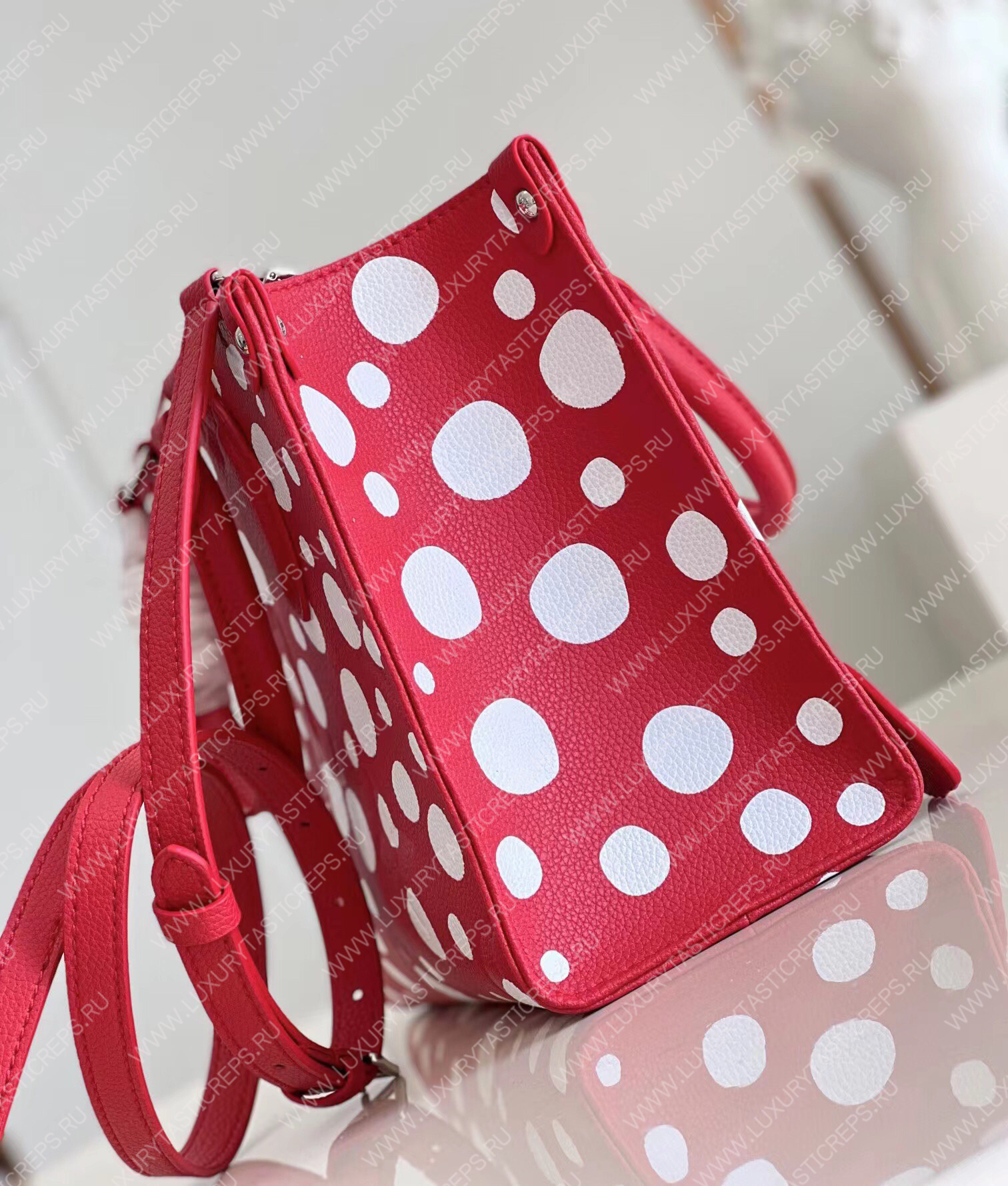 l**is V*t*n lv x yk onthego pm red and white m46412