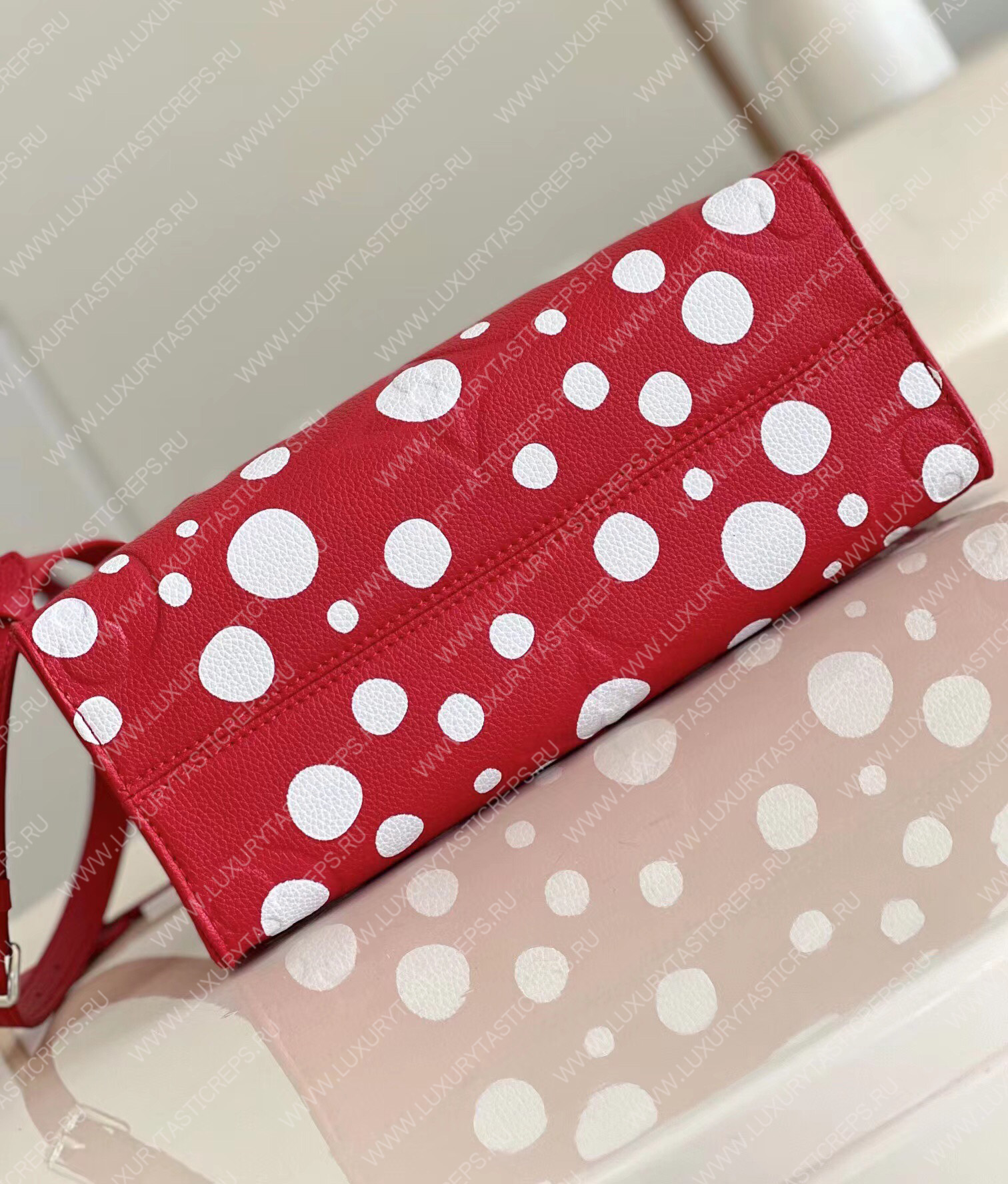 l**is V*t*n lv x yk onthego pm red and white m46412