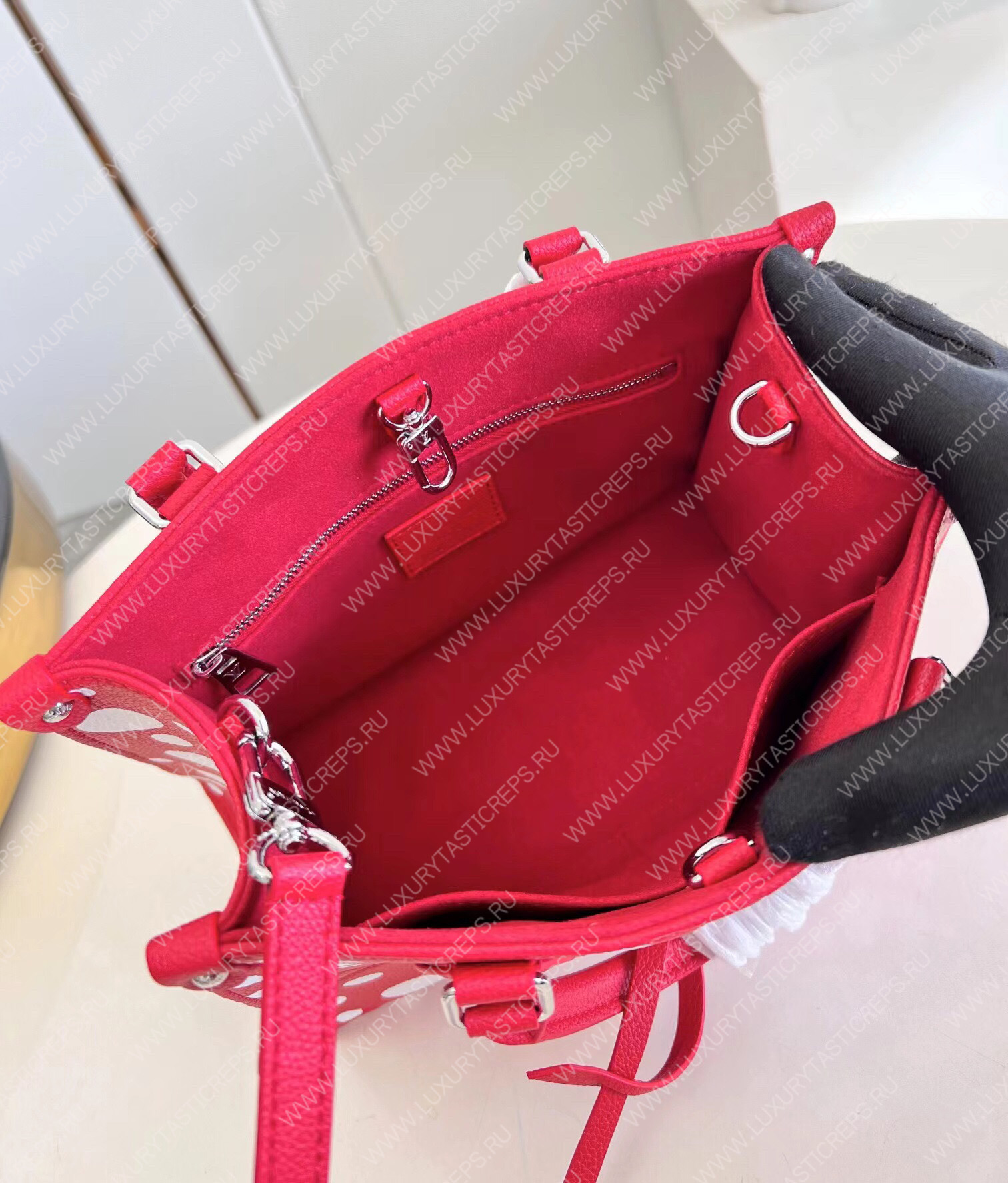 l**is V*t*n lv x yk onthego pm red and white m46412