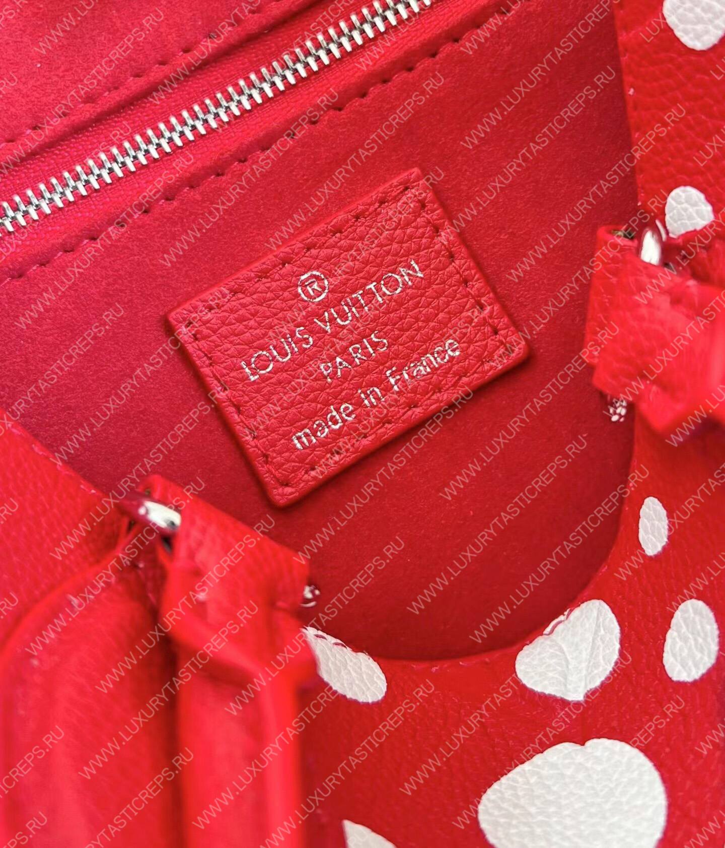 l**is V*t*n lv x yk onthego pm red and white m46412