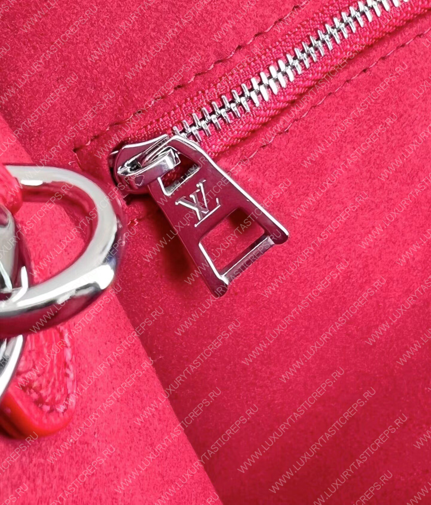 l**is V*t*n lv x yk onthego pm red and white m46412