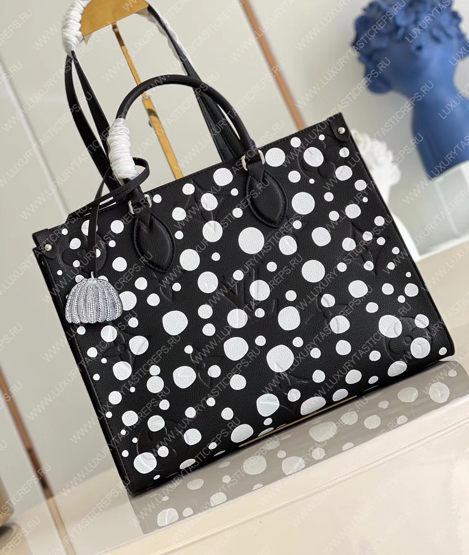 l**is V*t*n lv x yk onthego pm black and white m46412