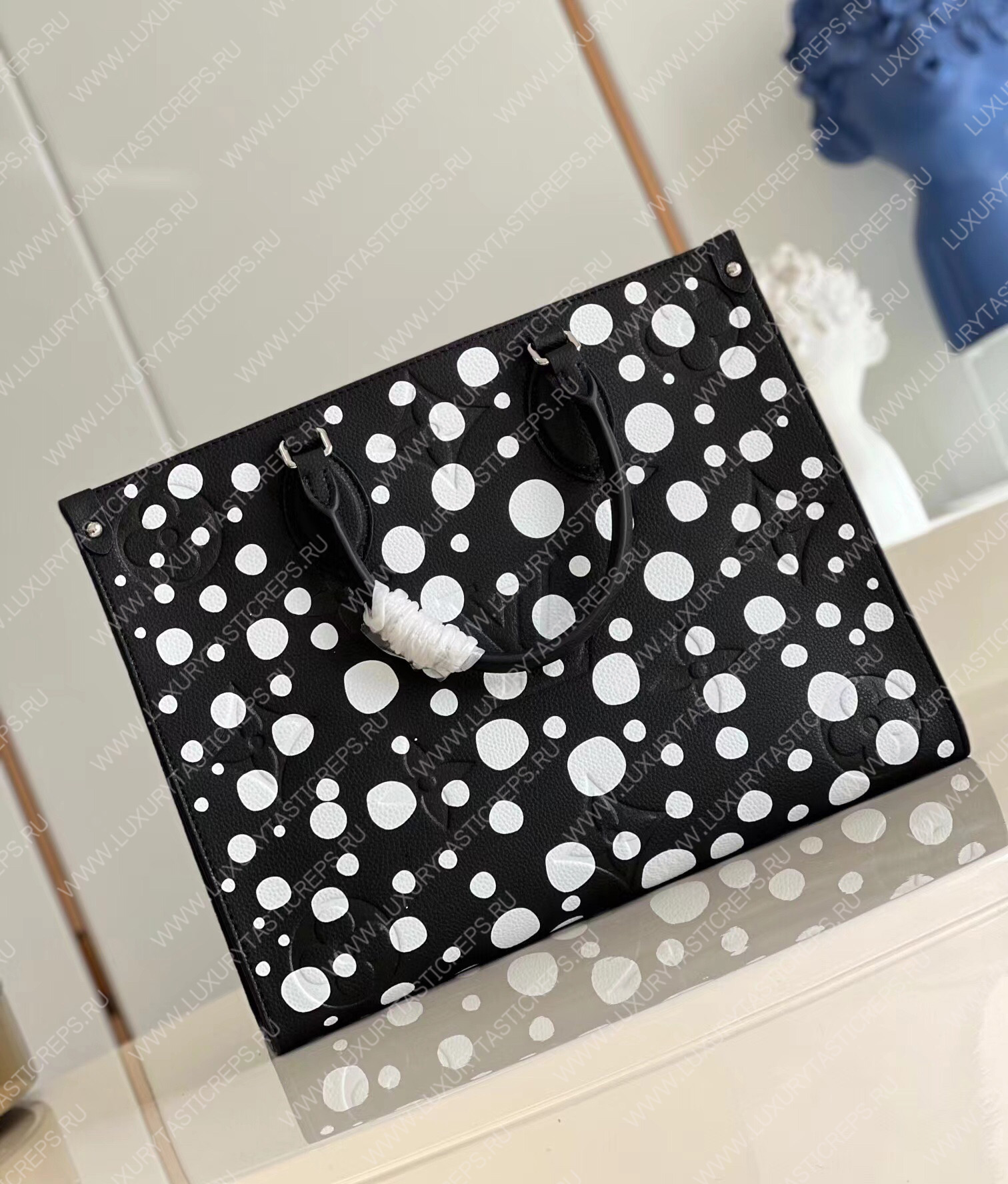 l**is V*t*n lv x yk onthego pm black and white m46412