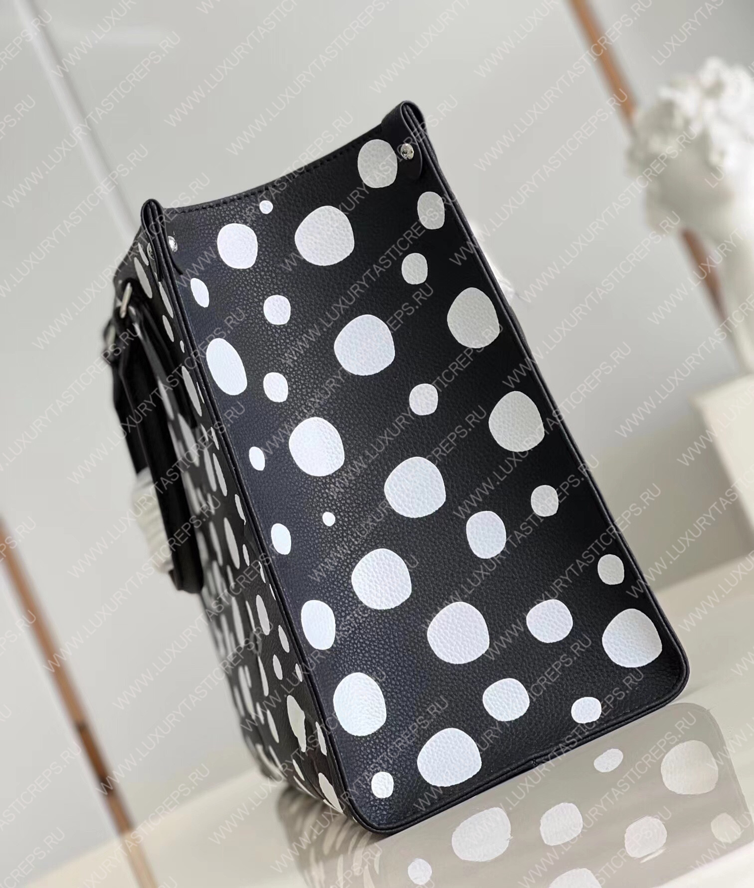 l**is V*t*n lv x yk onthego pm black and white m46412