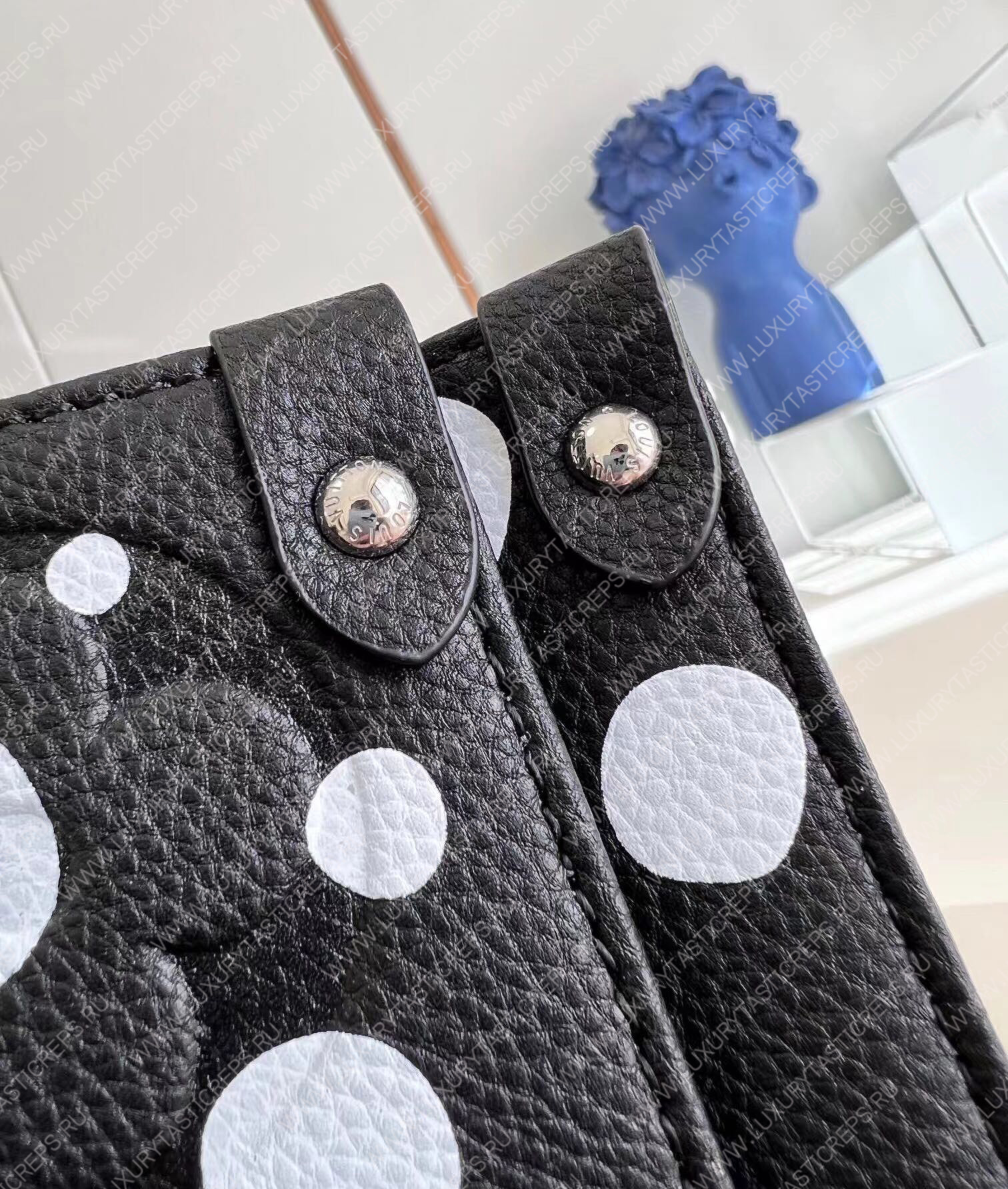 l**is V*t*n lv x yk onthego pm black and white m46412