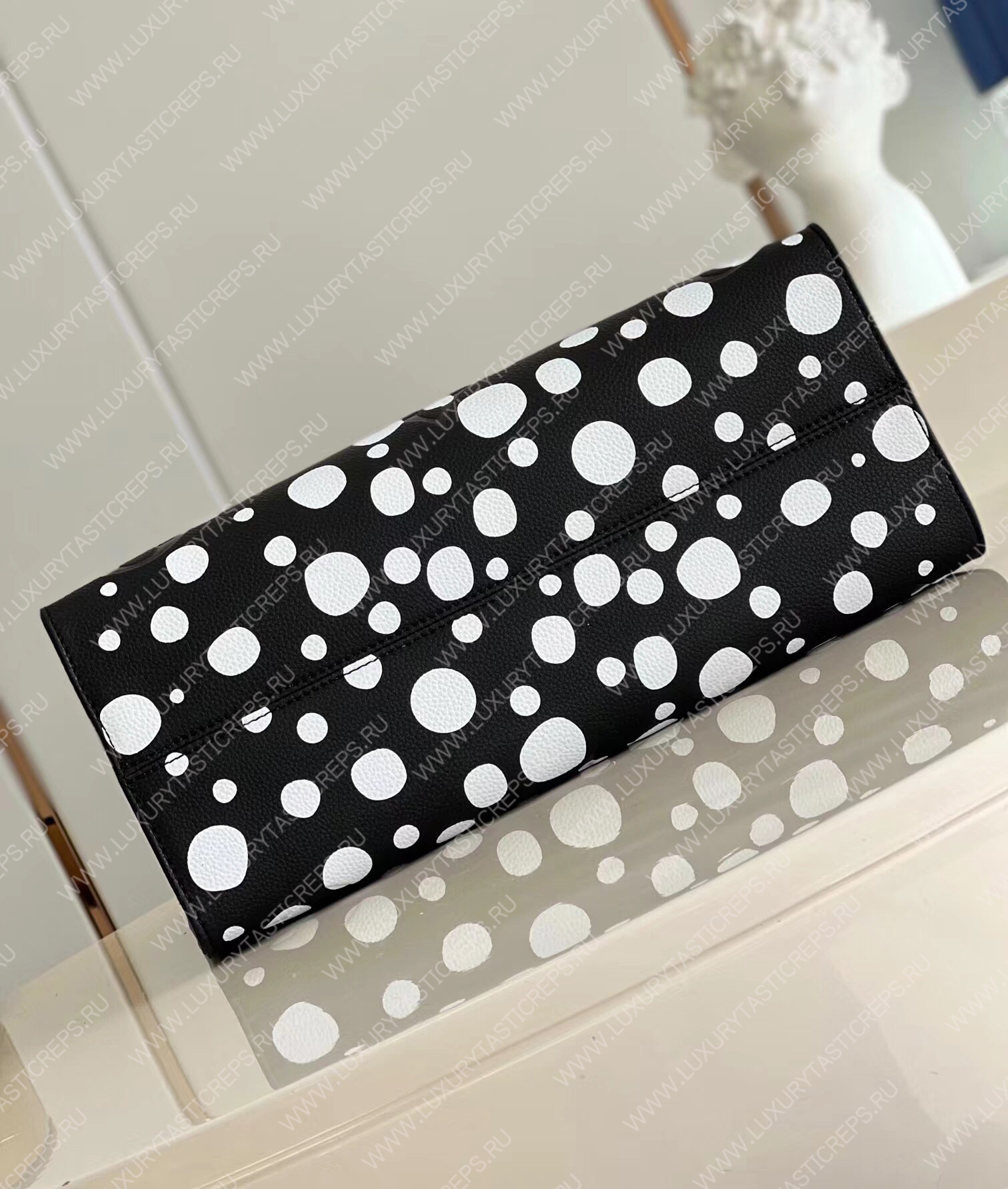 l**is V*t*n lv x yk onthego pm black and white m46412