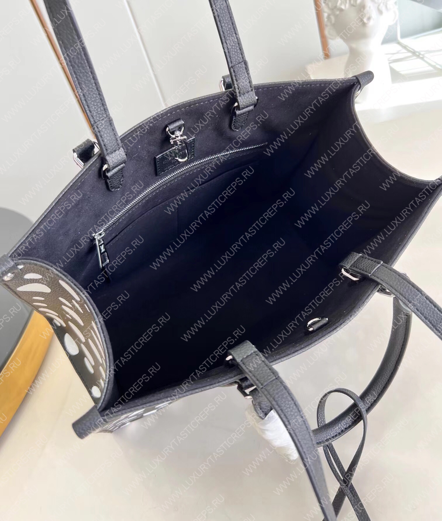 l**is V*t*n lv x yk onthego pm black and white m46412