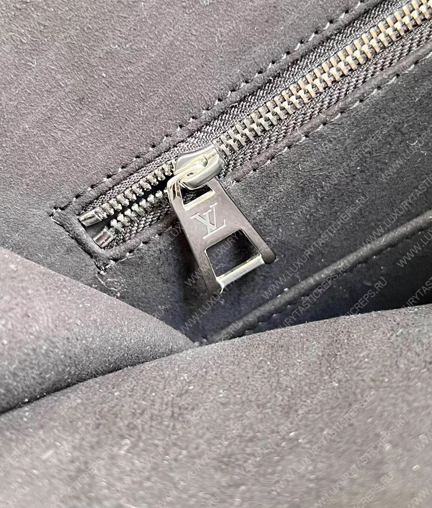 l**is V*t*n lv x yk onthego pm black and white m46412