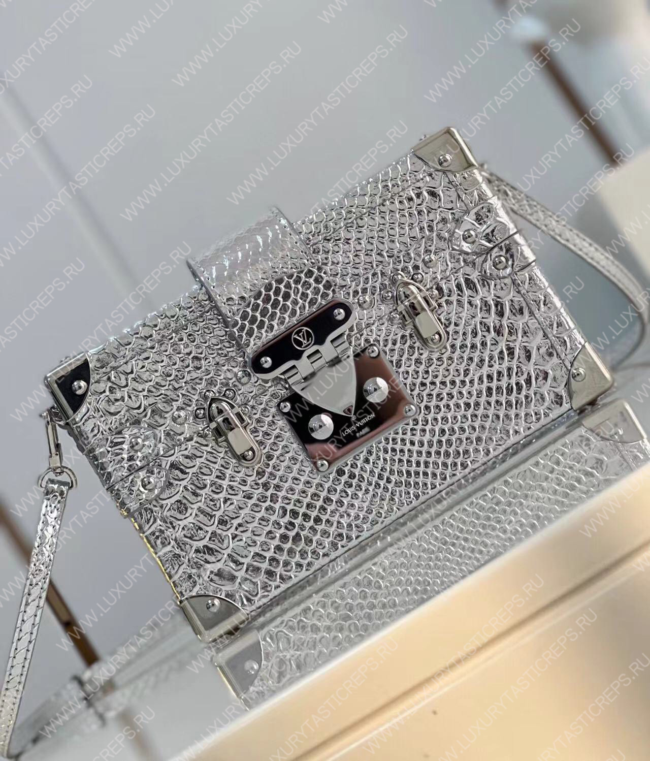 l**is V*t*n petite malle nicolas ghesquière silver m44919