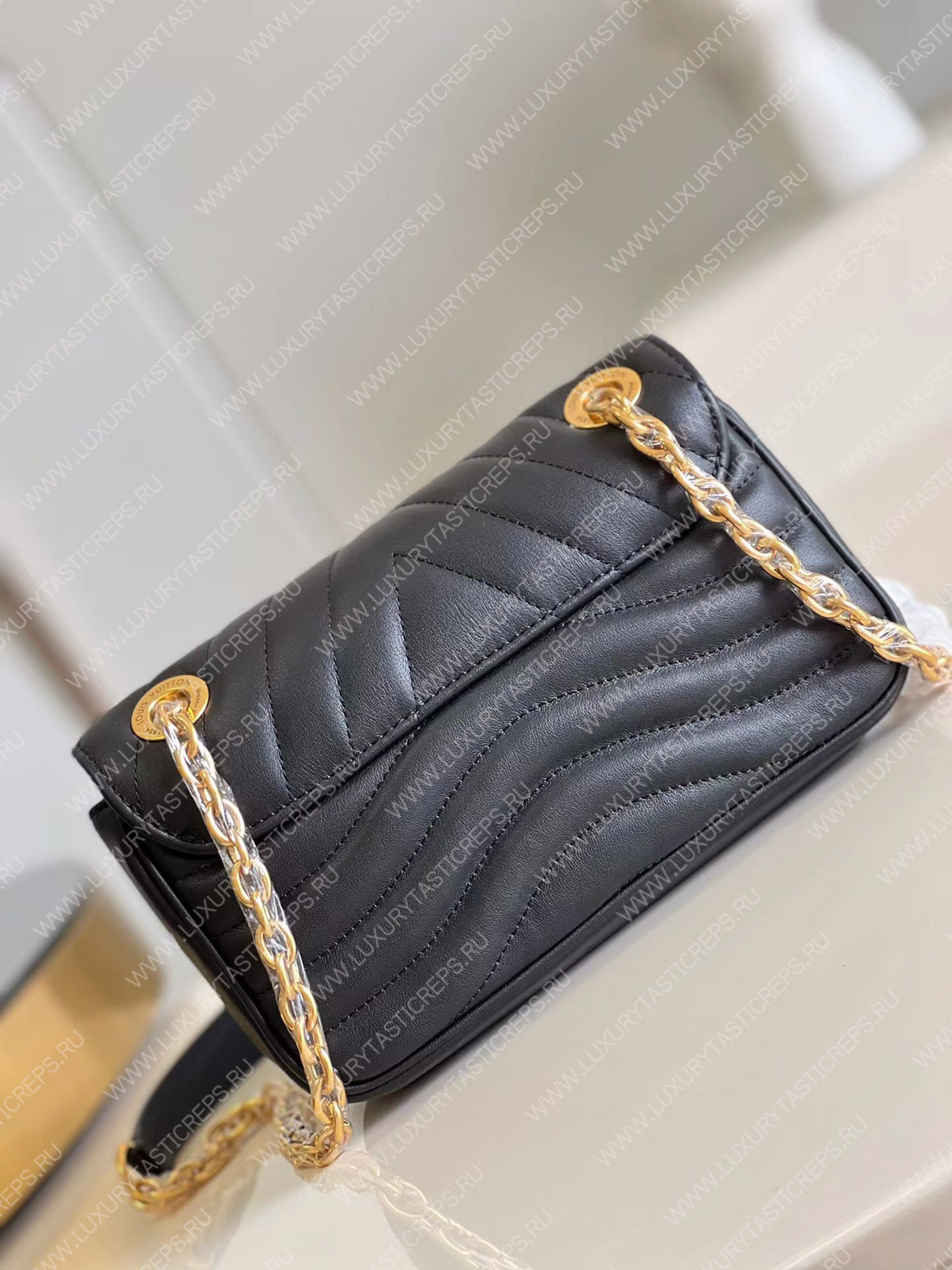 l**is V*t*n new wave chain bag pm black m20687