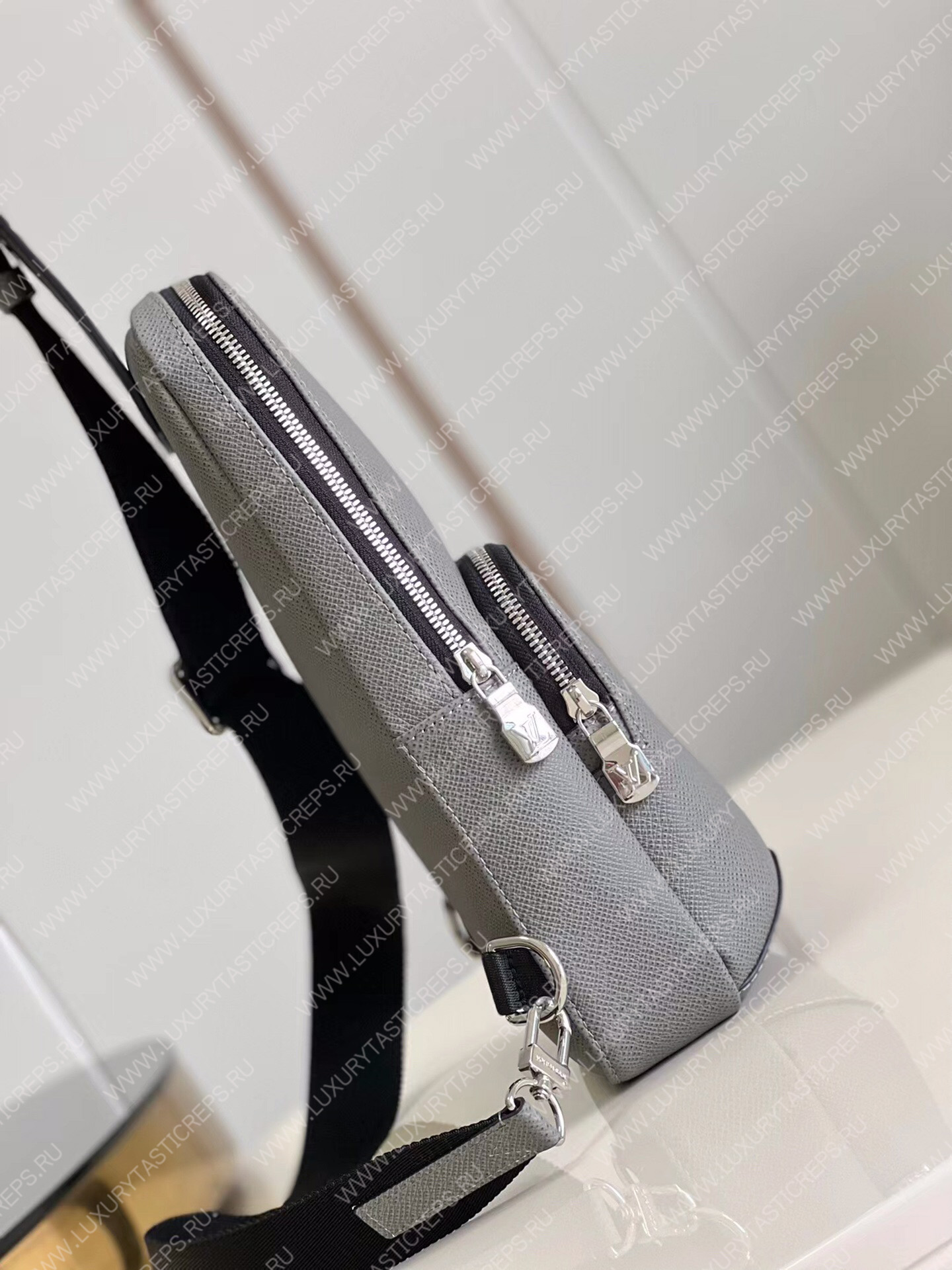 l**is V*t*n avenue sling bag glacier m30859