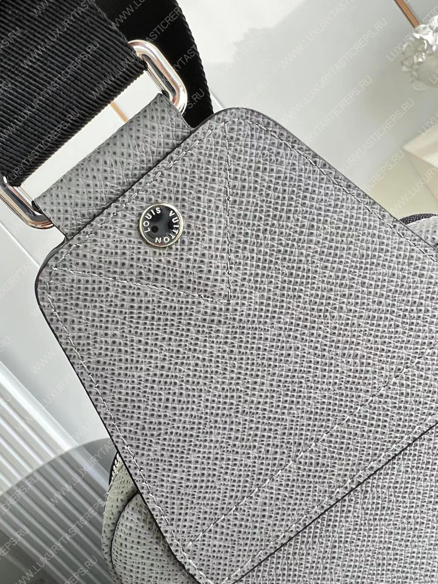 l**is V*t*n avenue sling bag glacier m30859