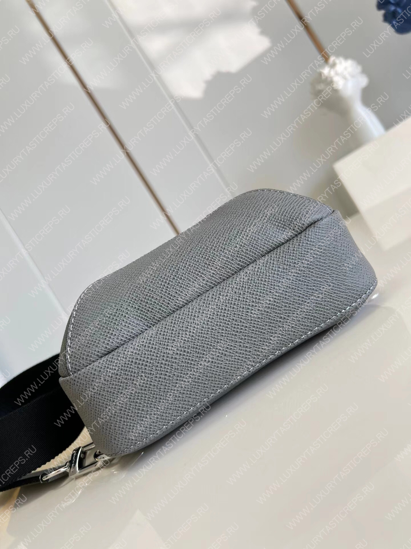l**is V*t*n avenue sling bag glacier m30859