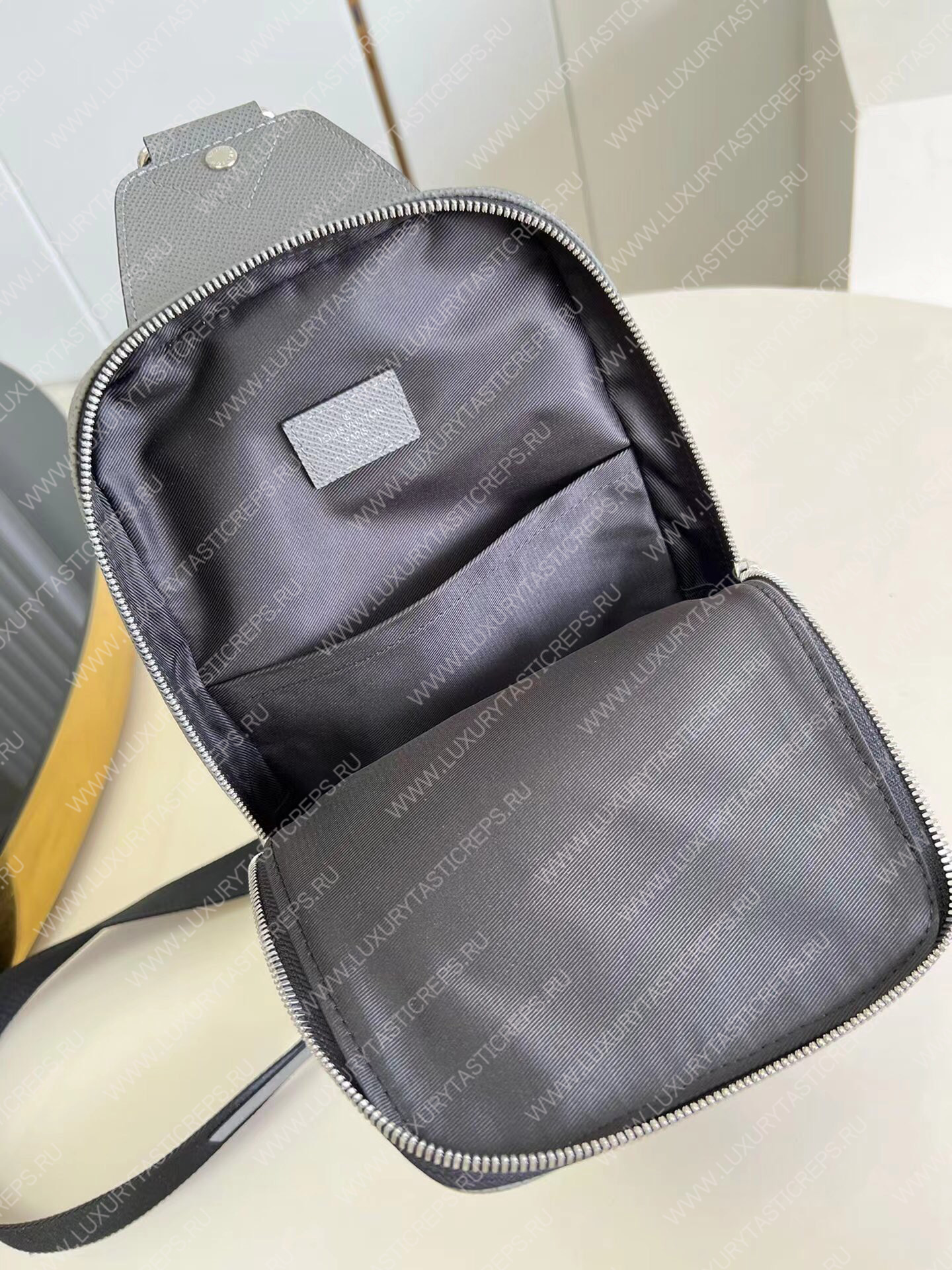 l**is V*t*n avenue sling bag glacier m30859