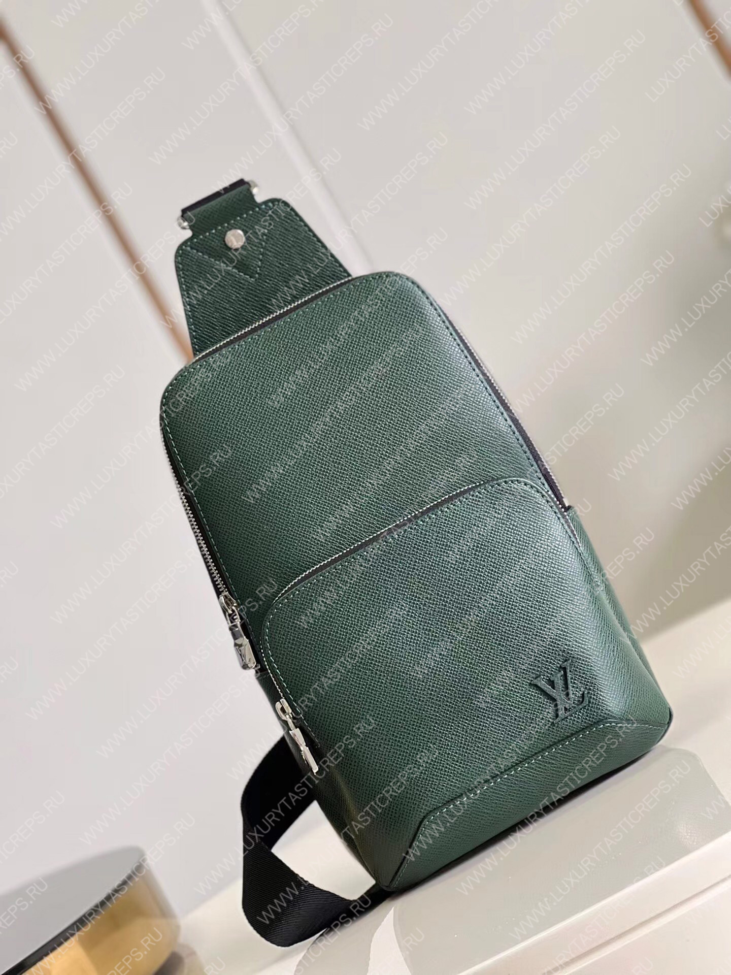 l**is V*t*n avenue sling bag green m30860