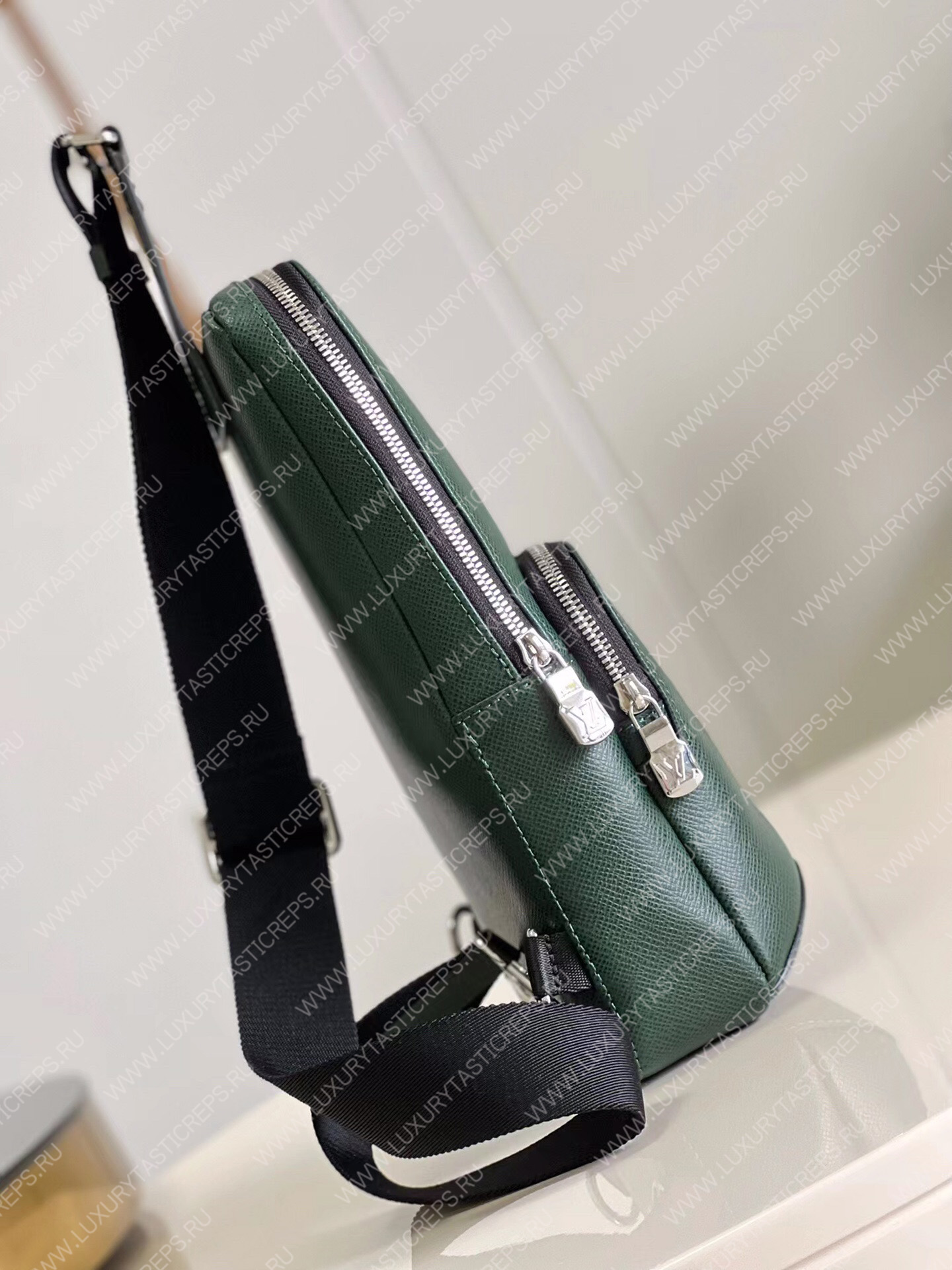 l**is V*t*n avenue sling bag green m30860