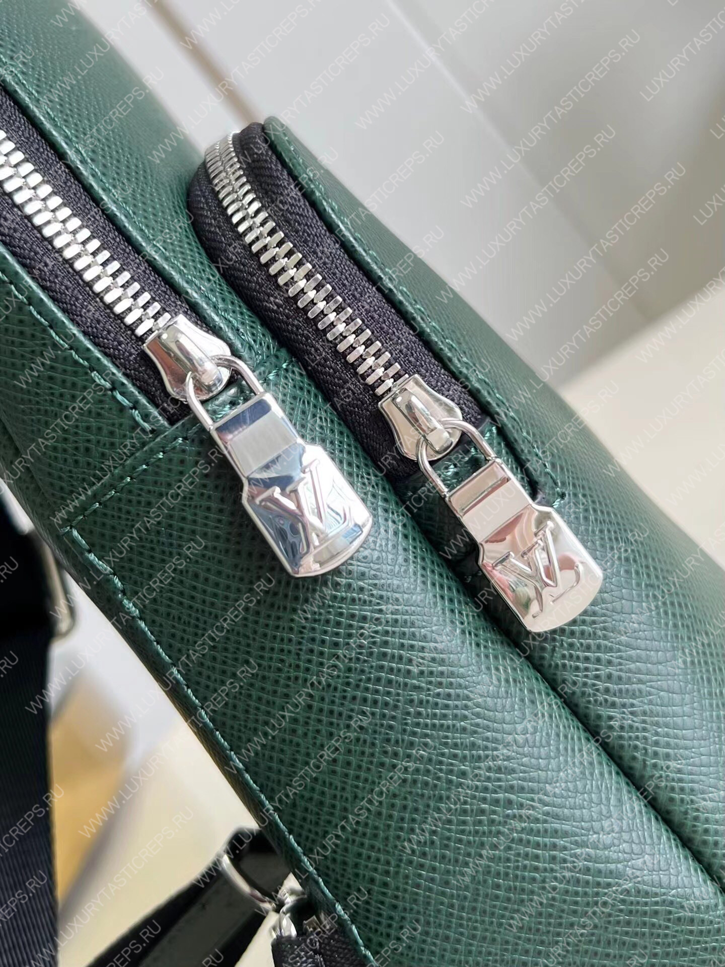 l**is V*t*n avenue sling bag green m30860