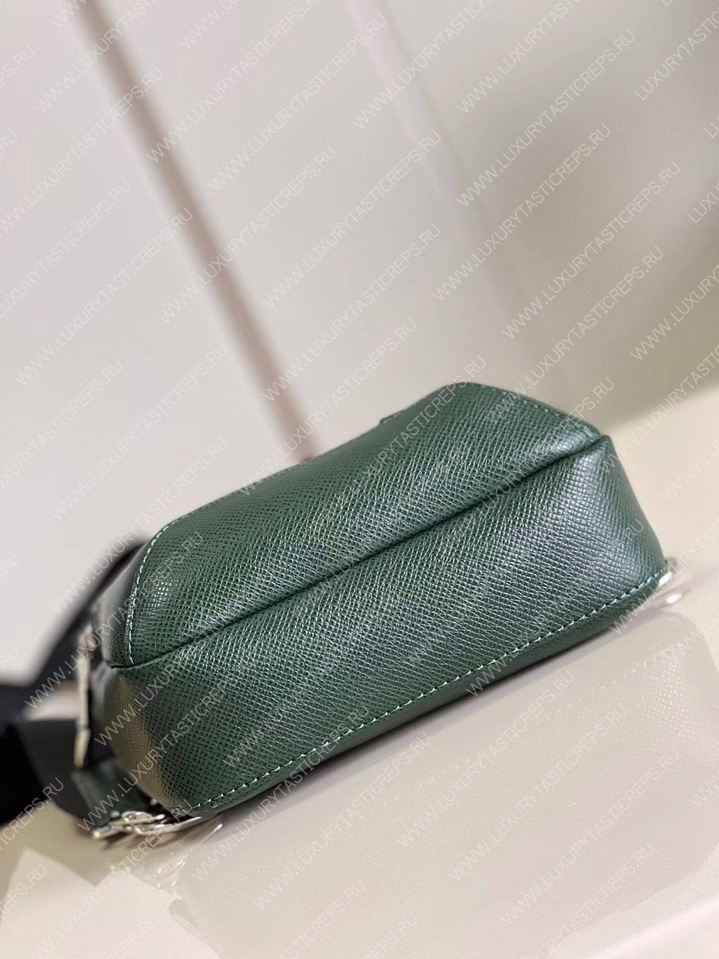 l**is V*t*n avenue sling bag green m30860