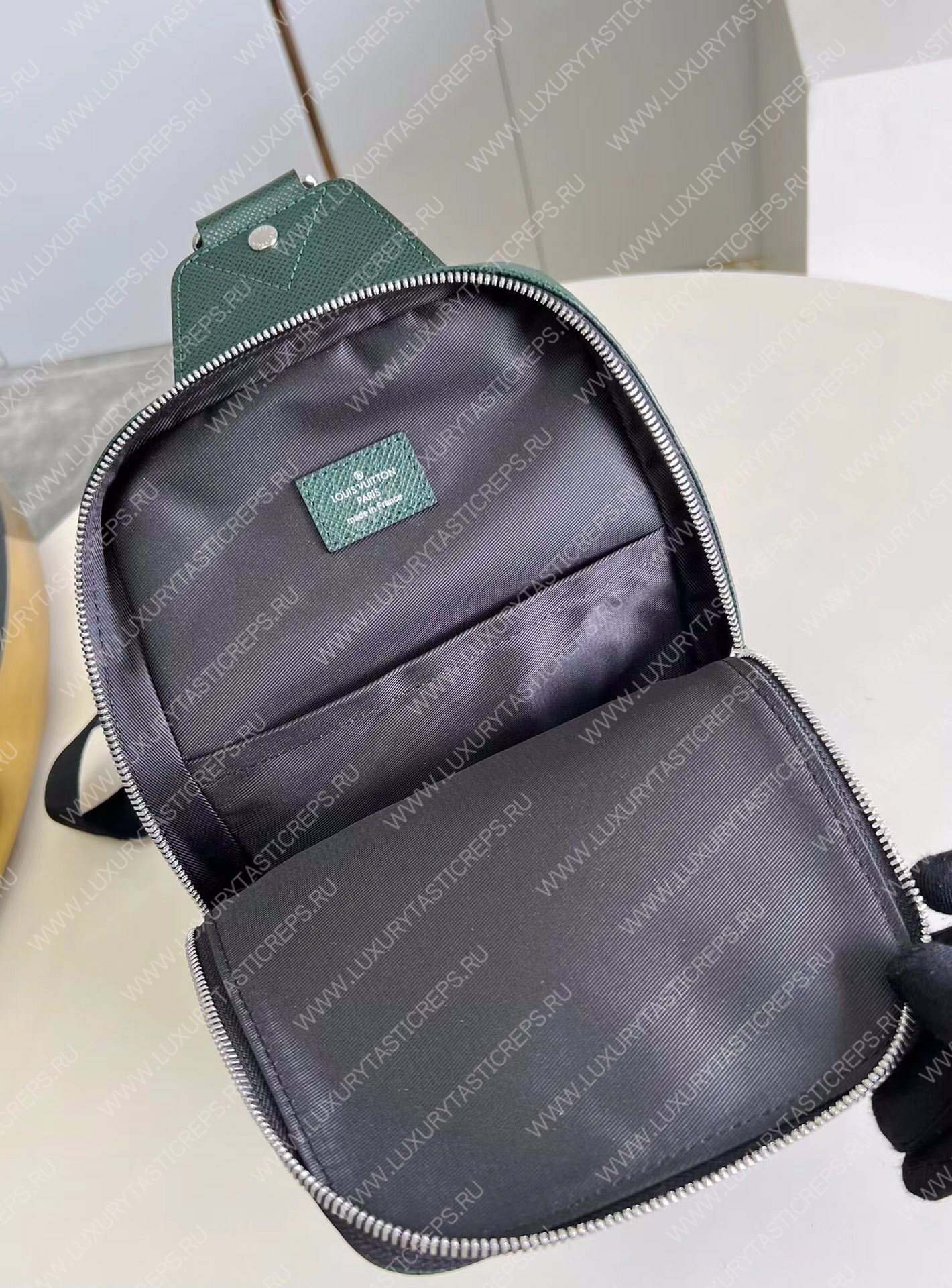 l**is V*t*n avenue sling bag green m30860